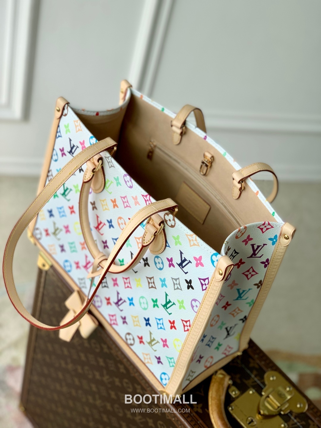 루이비통 온더고 미디엄 모노그램 멀티컬러 캔버스 레더 트리밍 트렁크코너 브라운 토트백 Louis Vuitton OnTheGo Medium Monogram Multicolor Canvas Leather Trim Trunk Corner Brown Tote Bag M13079 35cm 9