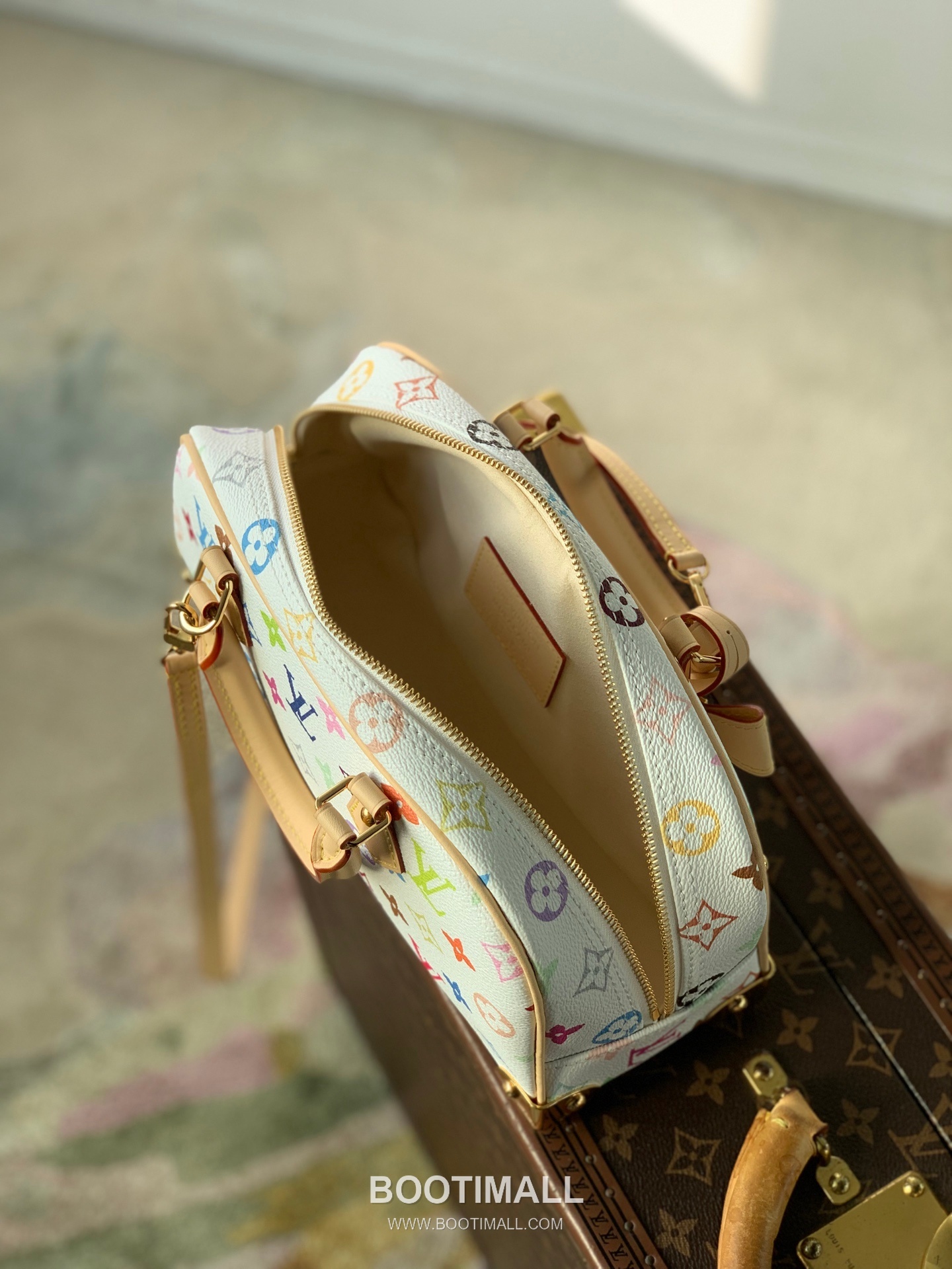 루이비통 핸드백 이스트웨스트 모노그램 멀티컬러 코팅 캔버스 레더 트리밍 트렁크코너 브라운 숄더백 Louis Vuitton Handbag East West Monogram Multicolor Coated Canvas Leather Trim Trunk Corner Brown Shoulder Bag M13084 27cm 9