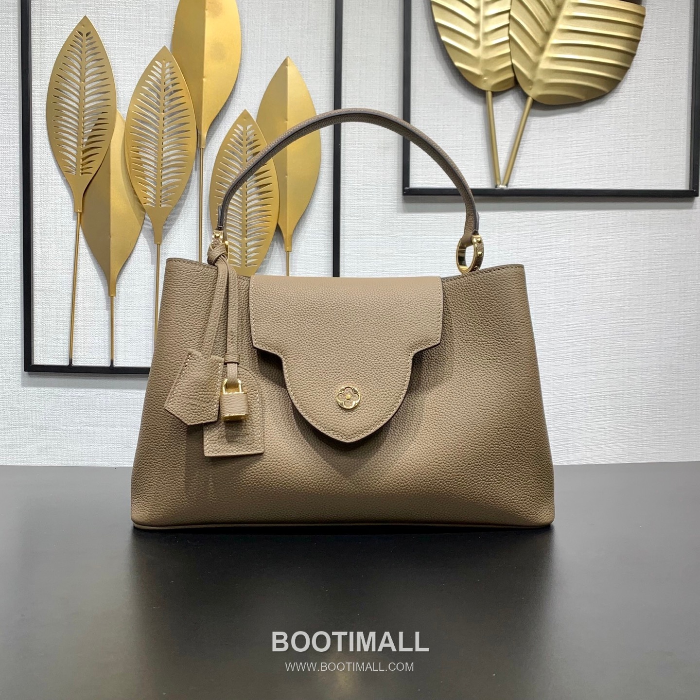 루이비통 카퓌신 라지 타우릴론 풀그레인 레더 V로고 플랩 그레이 토트백 Louis Vuitton Capucines Large Taurillon Full Grain Leather V Logo Flap Grey Tote Bag M26259 37.5cm 1