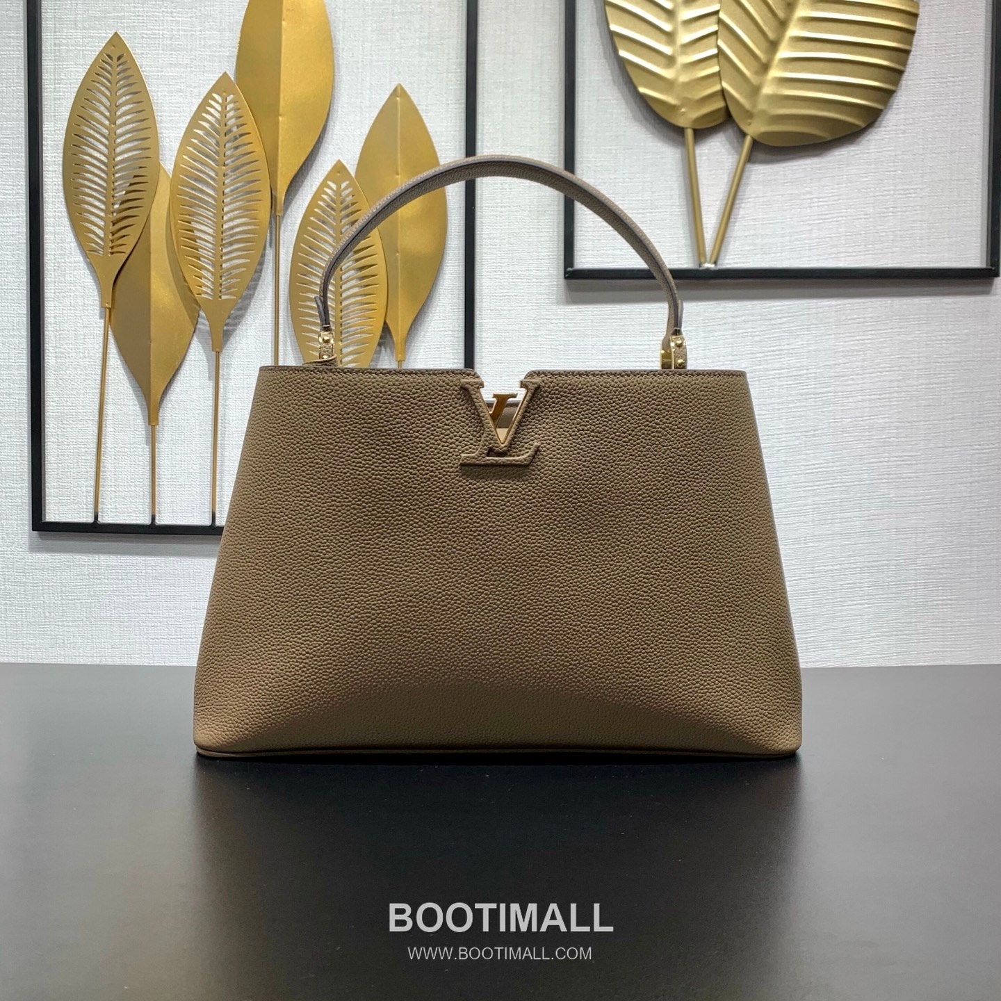 루이비통 카퓌신 라지 타우릴론 풀그레인 레더 V로고 플랩 그레이 토트백 Louis Vuitton Capucines Large Taurillon Full Grain Leather V Logo Flap Grey Tote Bag M26259 37.5cm 2