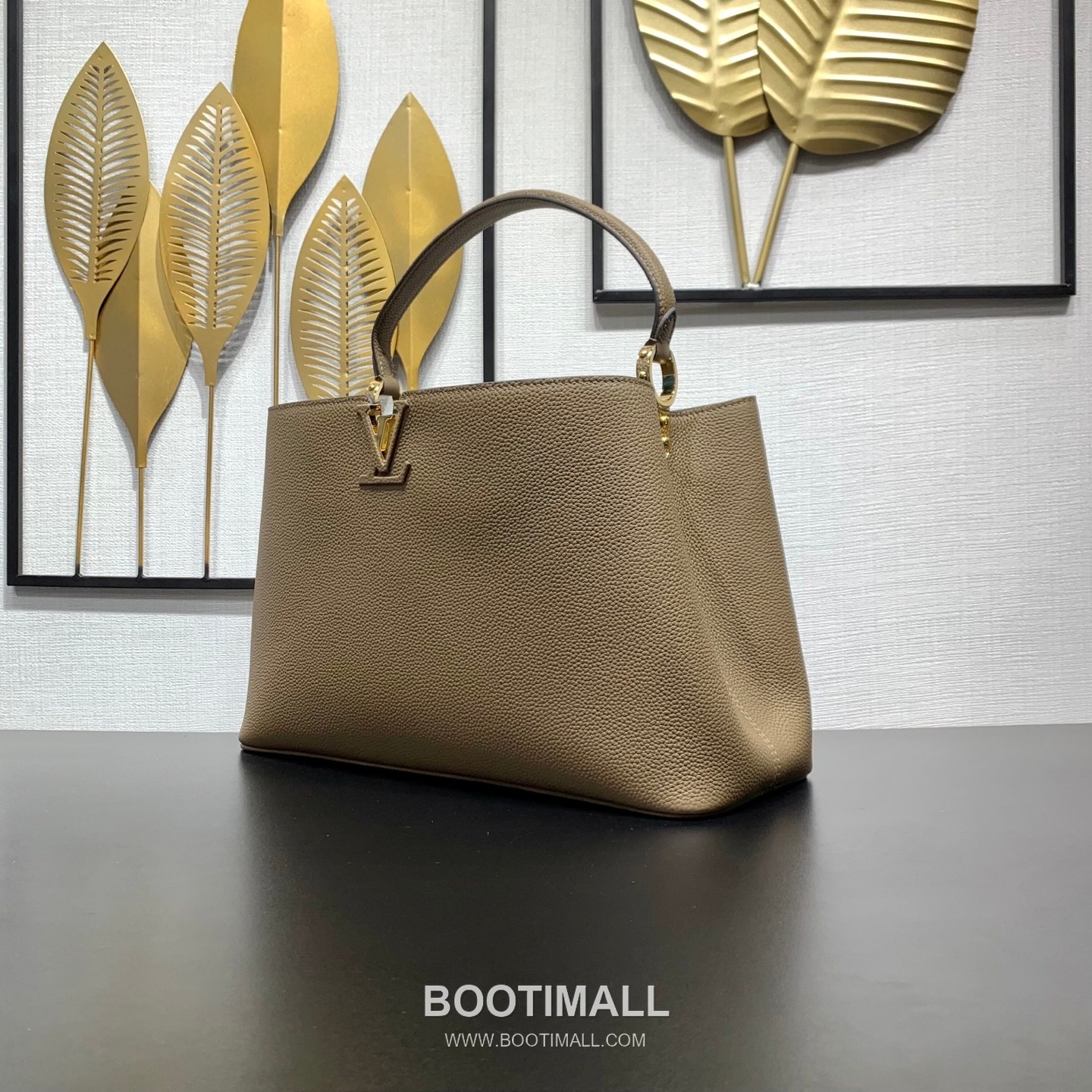 루이비통 카퓌신 라지 타우릴론 풀그레인 레더 V로고 플랩 그레이 토트백 Louis Vuitton Capucines Large Taurillon Full Grain Leather V Logo Flap Grey Tote Bag M26259 37.5cm 3