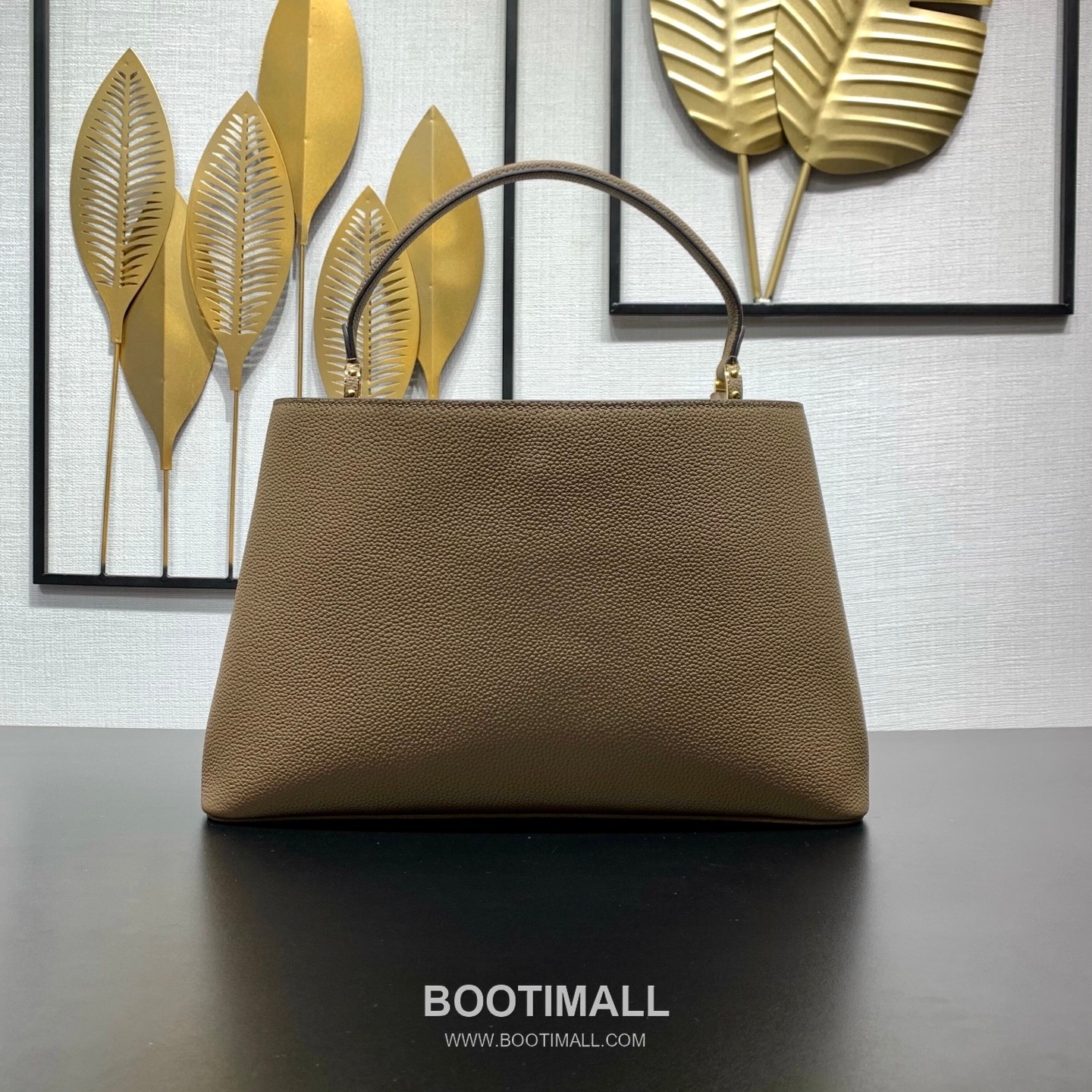 루이비통 카퓌신 라지 타우릴론 풀그레인 레더 V로고 플랩 그레이 토트백 Louis Vuitton Capucines Large Taurillon Full Grain Leather V Logo Flap Grey Tote Bag M26259 37.5cm 4