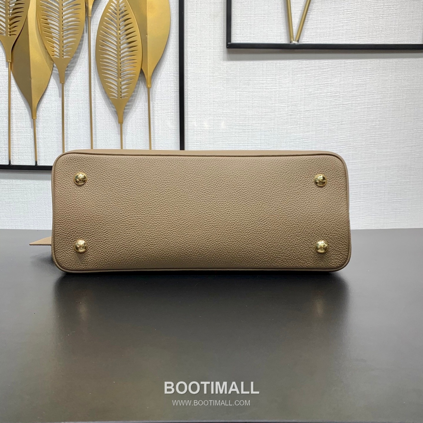 루이비통 카퓌신 라지 타우릴론 풀그레인 레더 V로고 플랩 그레이 토트백 Louis Vuitton Capucines Large Taurillon Full Grain Leather V Logo Flap Grey Tote Bag M26259 37.5cm 5