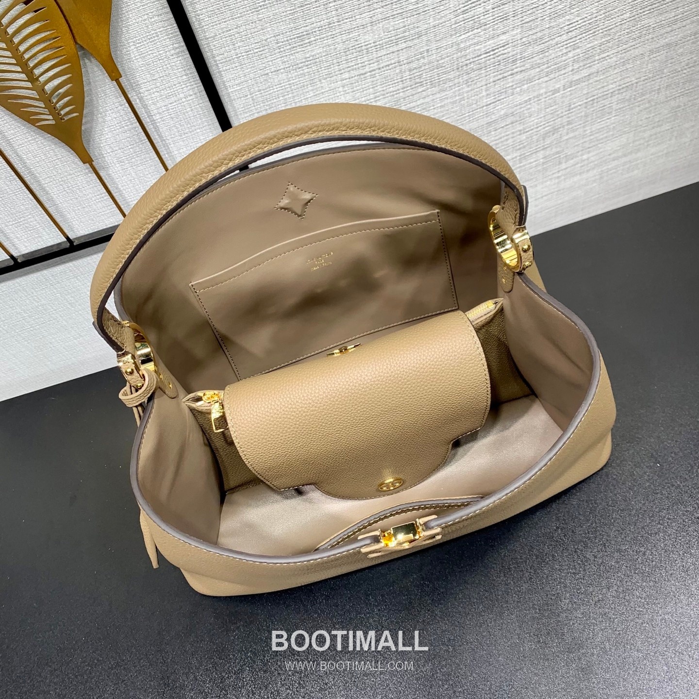 루이비통 카퓌신 라지 타우릴론 풀그레인 레더 V로고 플랩 그레이 토트백 Louis Vuitton Capucines Large Taurillon Full Grain Leather V Logo Flap Grey Tote Bag M26259 37.5cm 6