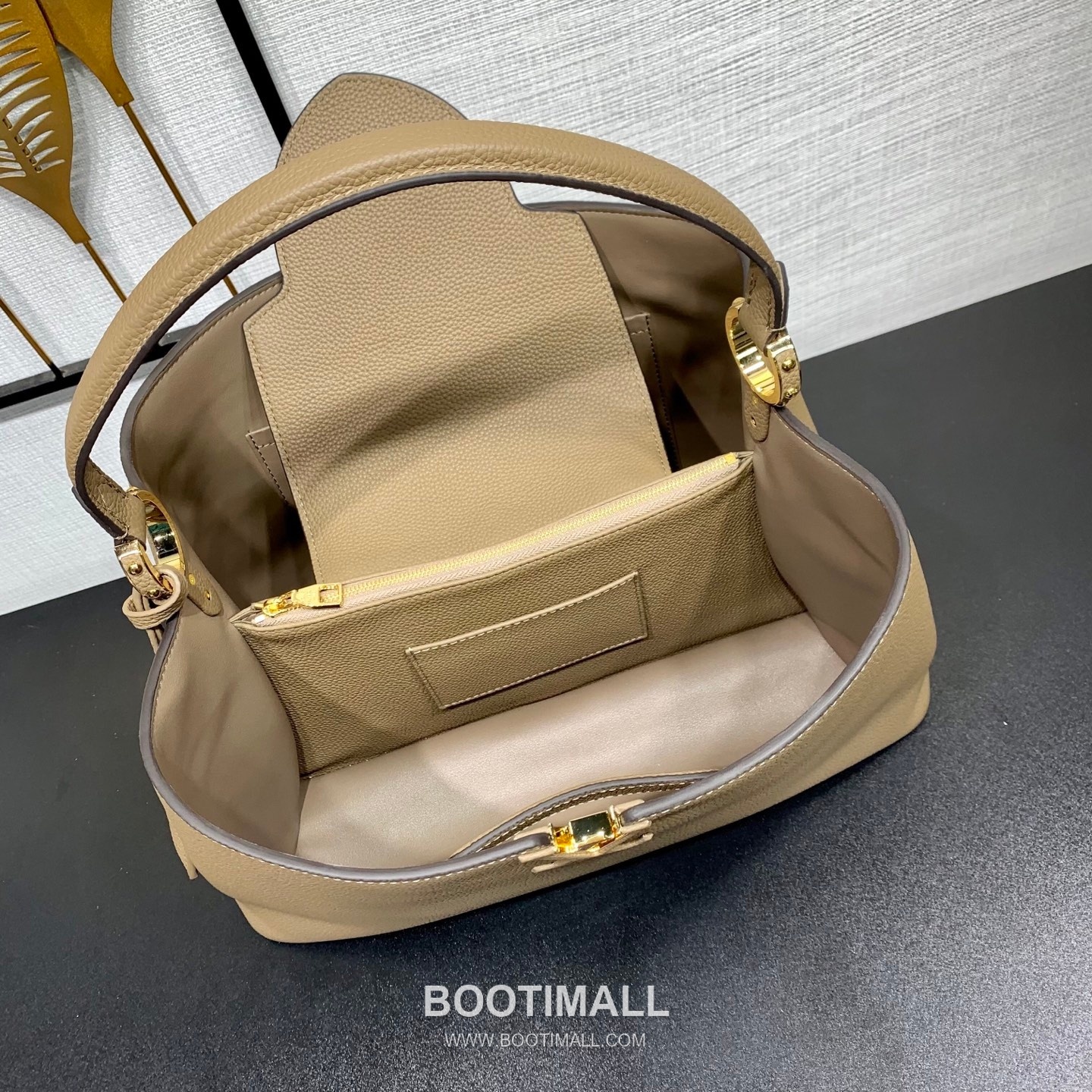 루이비통 카퓌신 라지 타우릴론 풀그레인 레더 V로고 플랩 그레이 토트백 Louis Vuitton Capucines Large Taurillon Full Grain Leather V Logo Flap Grey Tote Bag M26259 37.5cm 7