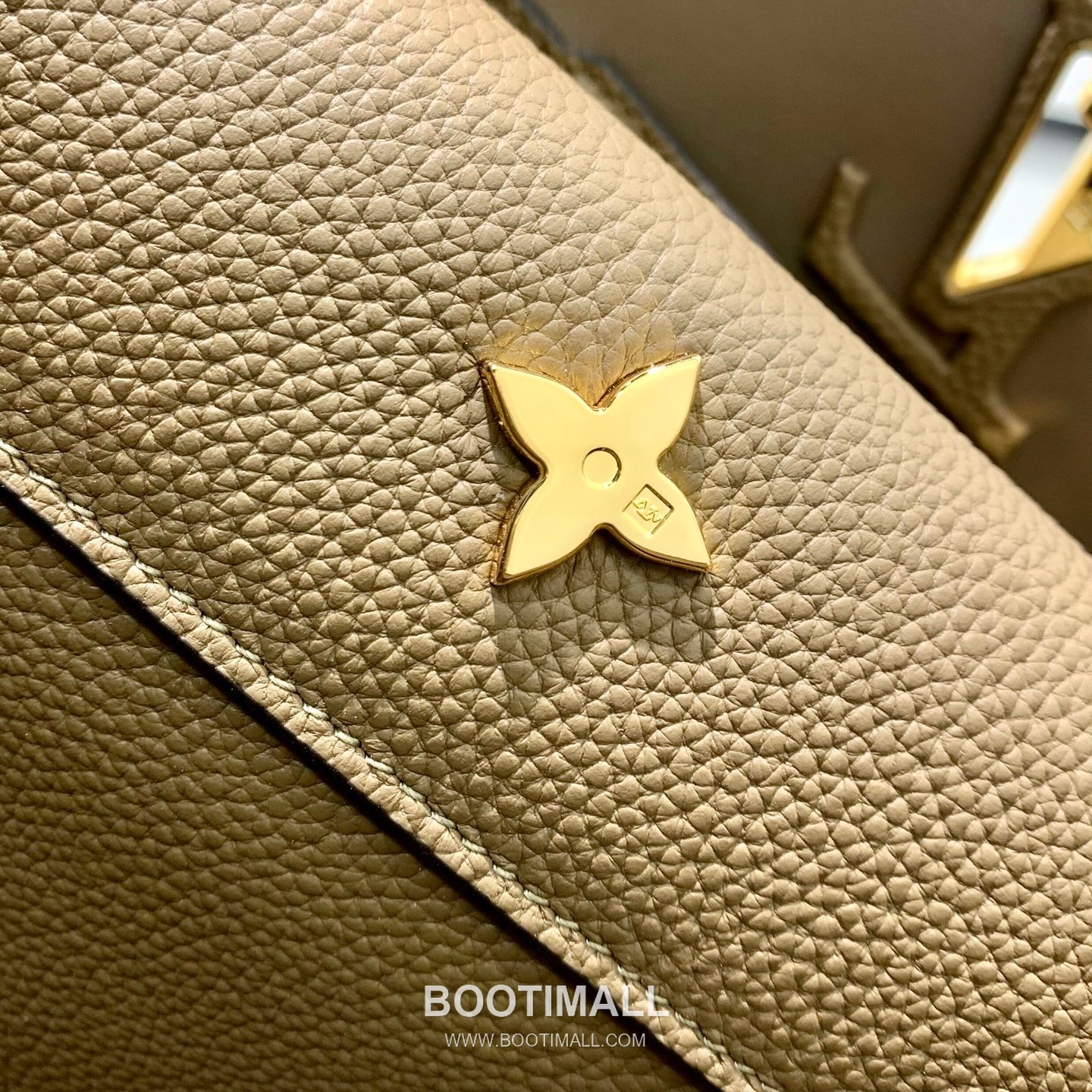 루이비통 카퓌신 라지 타우릴론 풀그레인 레더 V로고 플랩 그레이 토트백 Louis Vuitton Capucines Large Taurillon Full Grain Leather V Logo Flap Grey Tote Bag M26259 37.5cm 9