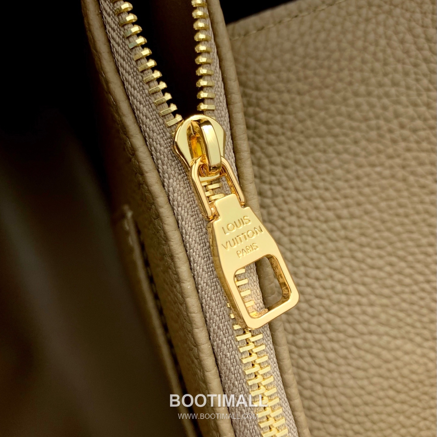 루이비통 카퓌신 라지 타우릴론 풀그레인 레더 V로고 플랩 그레이 토트백 Louis Vuitton Capucines Large Taurillon Full Grain Leather V Logo Flap Grey Tote Bag M26259 37.5cm 10