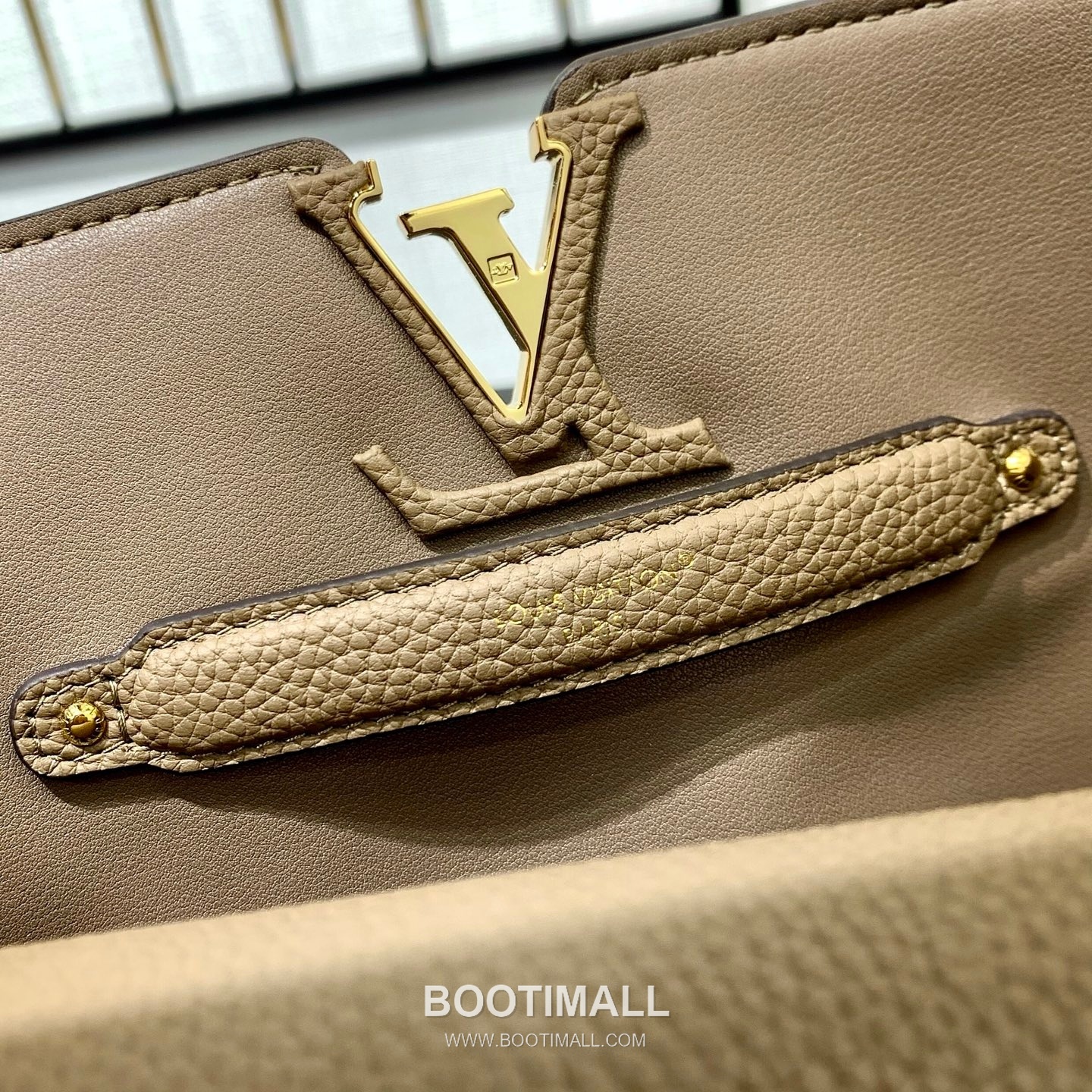 루이비통 카퓌신 라지 타우릴론 풀그레인 레더 V로고 플랩 그레이 토트백 Louis Vuitton Capucines Large Taurillon Full Grain Leather V Logo Flap Grey Tote Bag M26259 37.5cm 11