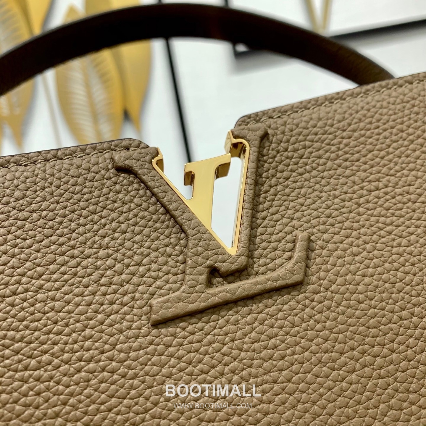 루이비통 카퓌신 라지 타우릴론 풀그레인 레더 V로고 플랩 그레이 토트백 Louis Vuitton Capucines Large Taurillon Full Grain Leather V Logo Flap Grey Tote Bag M26259 37.5cm 12