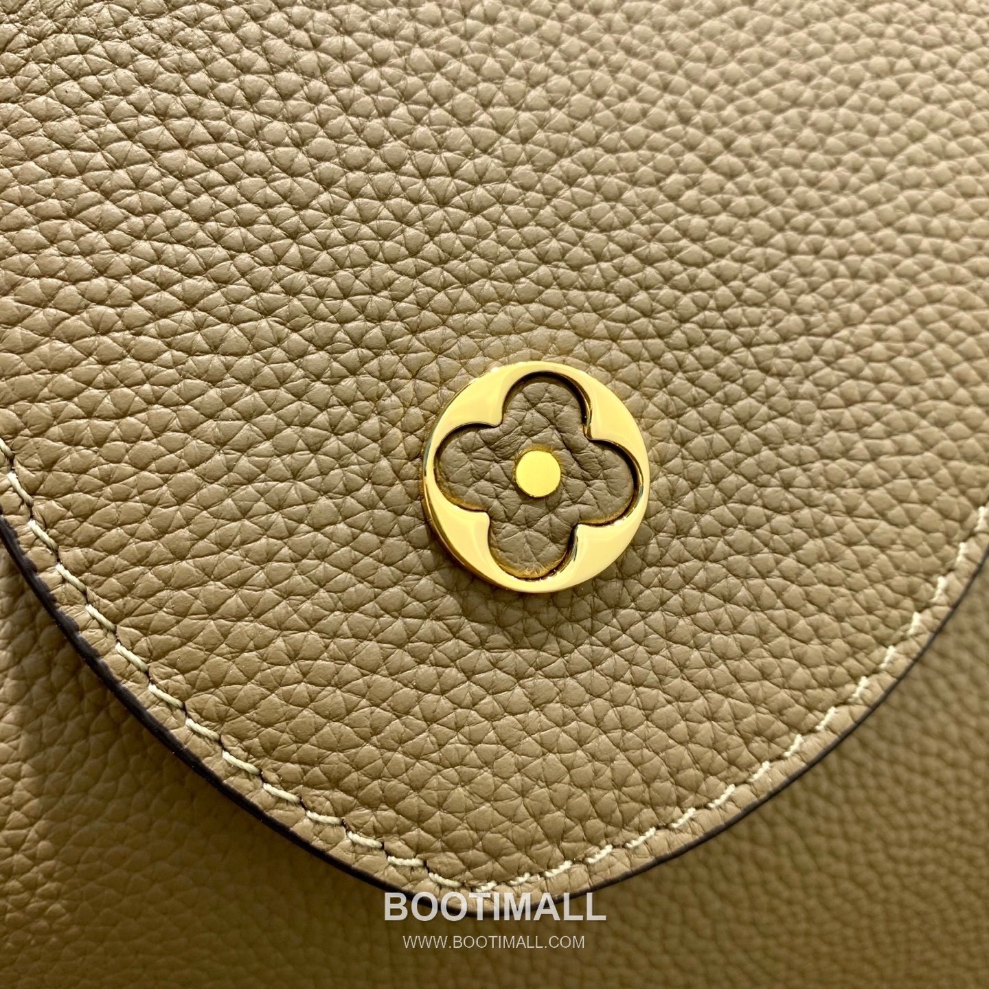 루이비통 카퓌신 라지 타우릴론 풀그레인 레더 V로고 플랩 그레이 토트백 Louis Vuitton Capucines Large Taurillon Full Grain Leather V Logo Flap Grey Tote Bag M26259 37.5cm 13