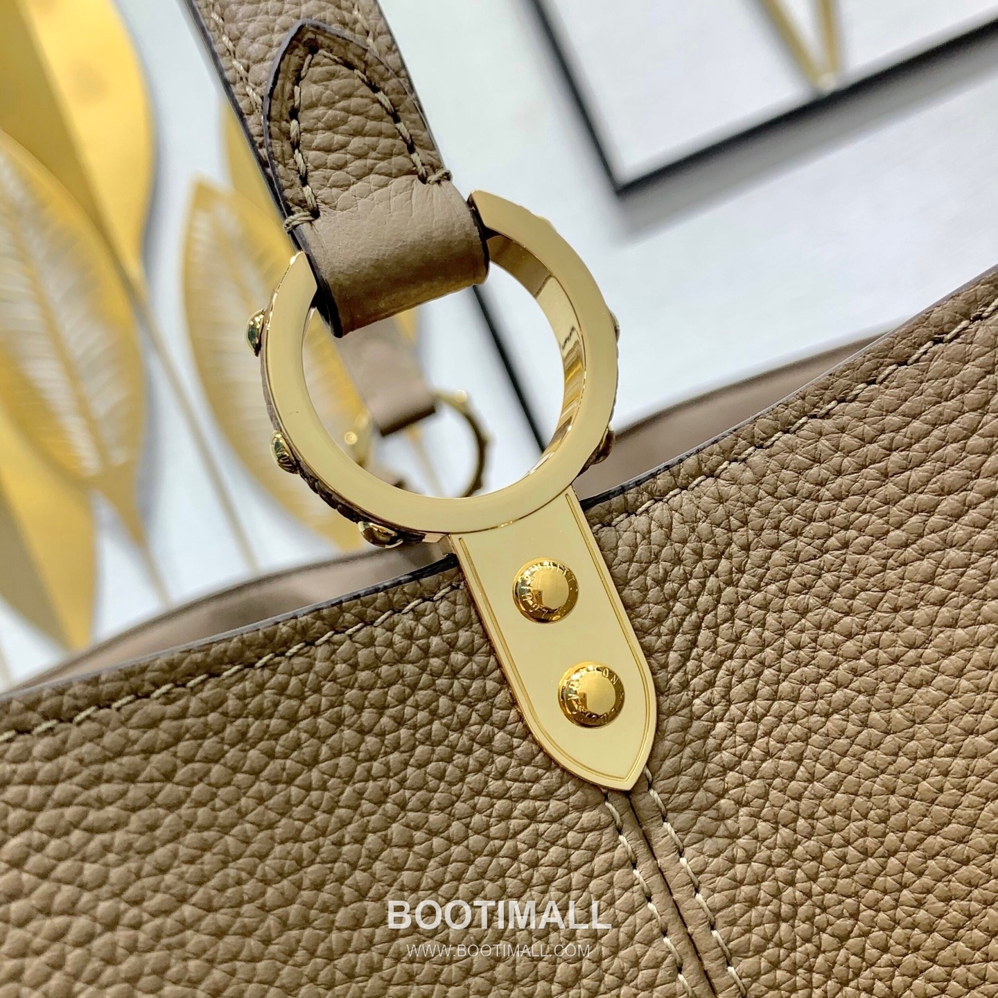 루이비통 카퓌신 라지 타우릴론 풀그레인 레더 V로고 플랩 그레이 토트백 Louis Vuitton Capucines Large Taurillon Full Grain Leather V Logo Flap Grey Tote Bag M26259 37.5cm 14