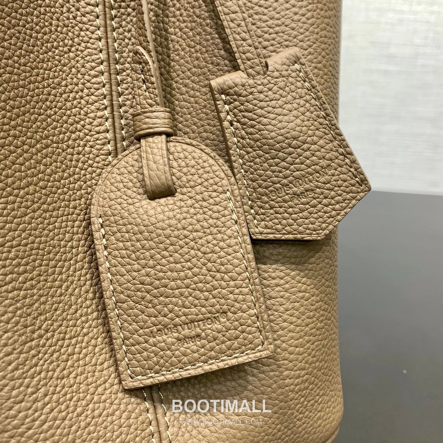 루이비통 카퓌신 라지 타우릴론 풀그레인 레더 V로고 플랩 그레이 토트백 Louis Vuitton Capucines Large Taurillon Full Grain Leather V Logo Flap Grey Tote Bag M26259 37.5cm 15