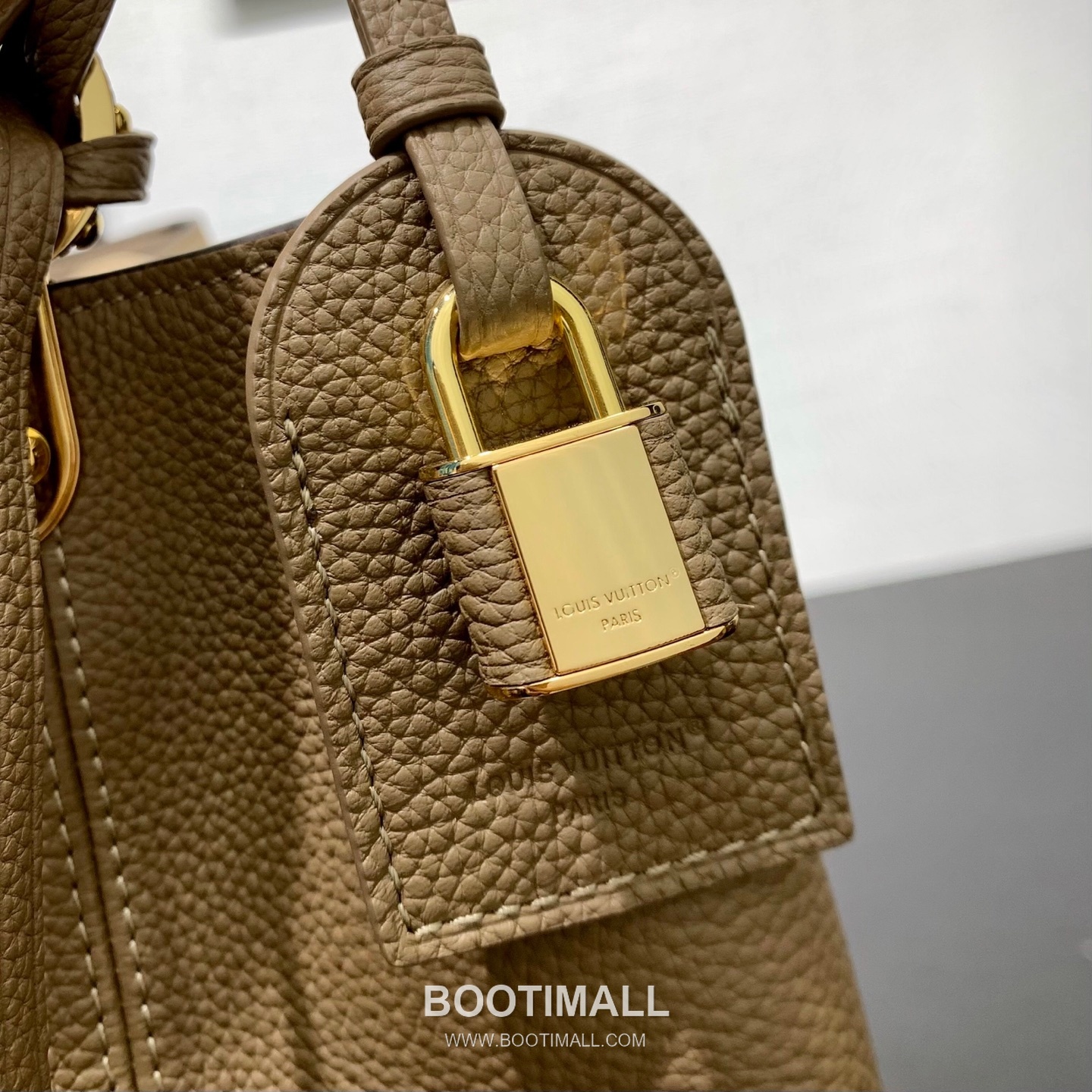 루이비통 카퓌신 라지 타우릴론 풀그레인 레더 V로고 플랩 그레이 토트백 Louis Vuitton Capucines Large Taurillon Full Grain Leather V Logo Flap Grey Tote Bag M26259 37.5cm 16