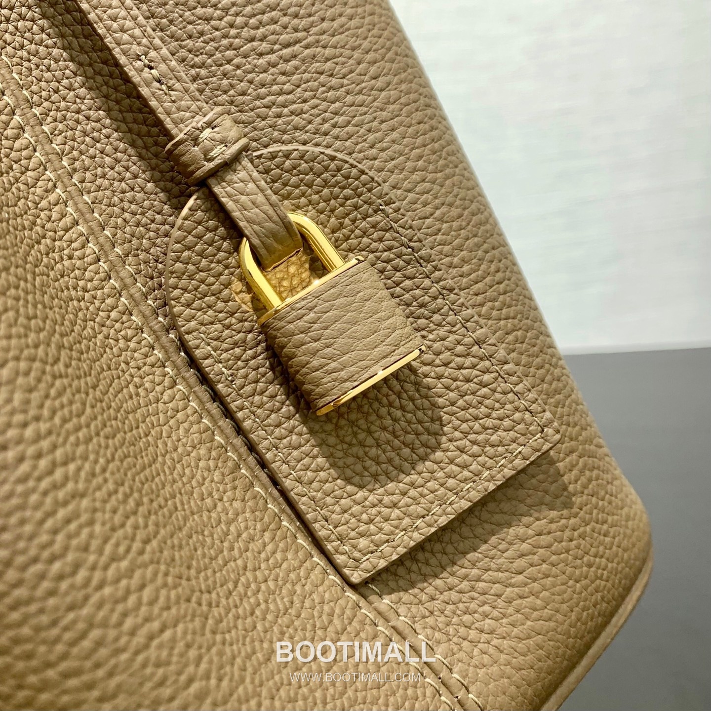 루이비통 카퓌신 라지 타우릴론 풀그레인 레더 V로고 플랩 그레이 토트백 Louis Vuitton Capucines Large Taurillon Full Grain Leather V Logo Flap Grey Tote Bag M26259 37.5cm 17