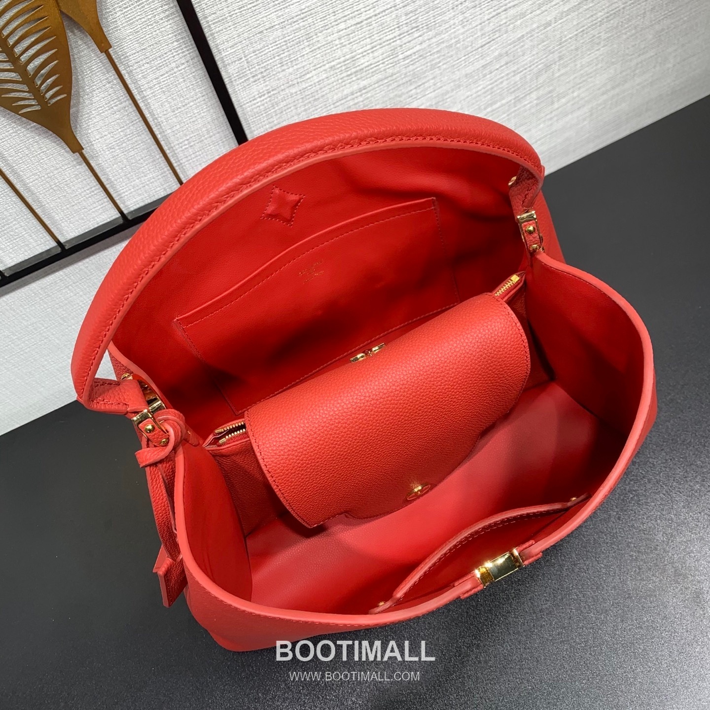 루이비통 카퓌신 라지 타우릴론 풀그레인 레더 V로고 플랩 그레이 토트백 Louis Vuitton Capucines Large Taurillon Full Grain Leather V Logo Flap Grey Tote Bag M26259 37.5cm 6