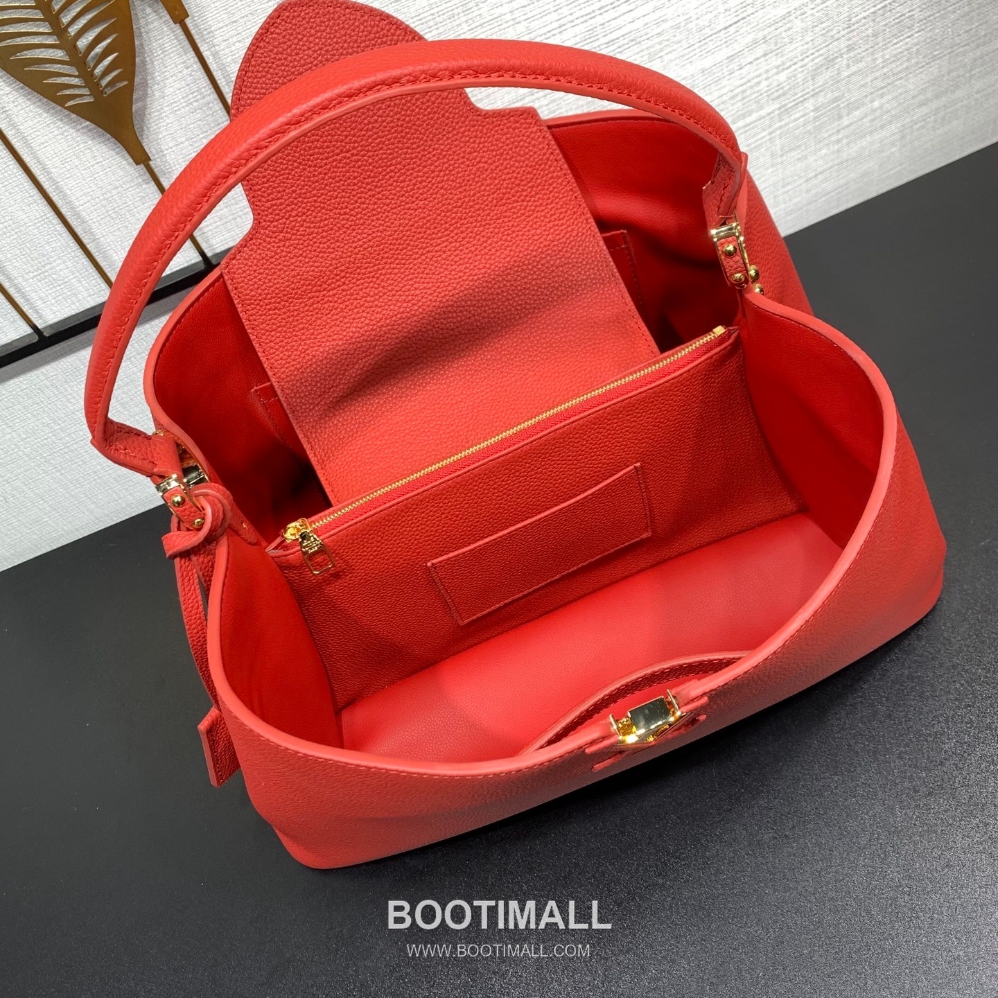 루이비통 카퓌신 라지 타우릴론 풀그레인 레더 V로고 플랩 그레이 토트백 Louis Vuitton Capucines Large Taurillon Full Grain Leather V Logo Flap Grey Tote Bag M26259 37.5cm 7