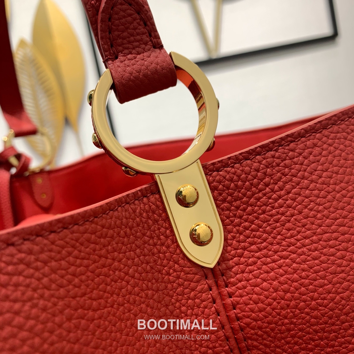 루이비통 카퓌신 라지 타우릴론 풀그레인 레더 V로고 플랩 그레이 토트백 Louis Vuitton Capucines Large Taurillon Full Grain Leather V Logo Flap Grey Tote Bag M26259 37.5cm 15