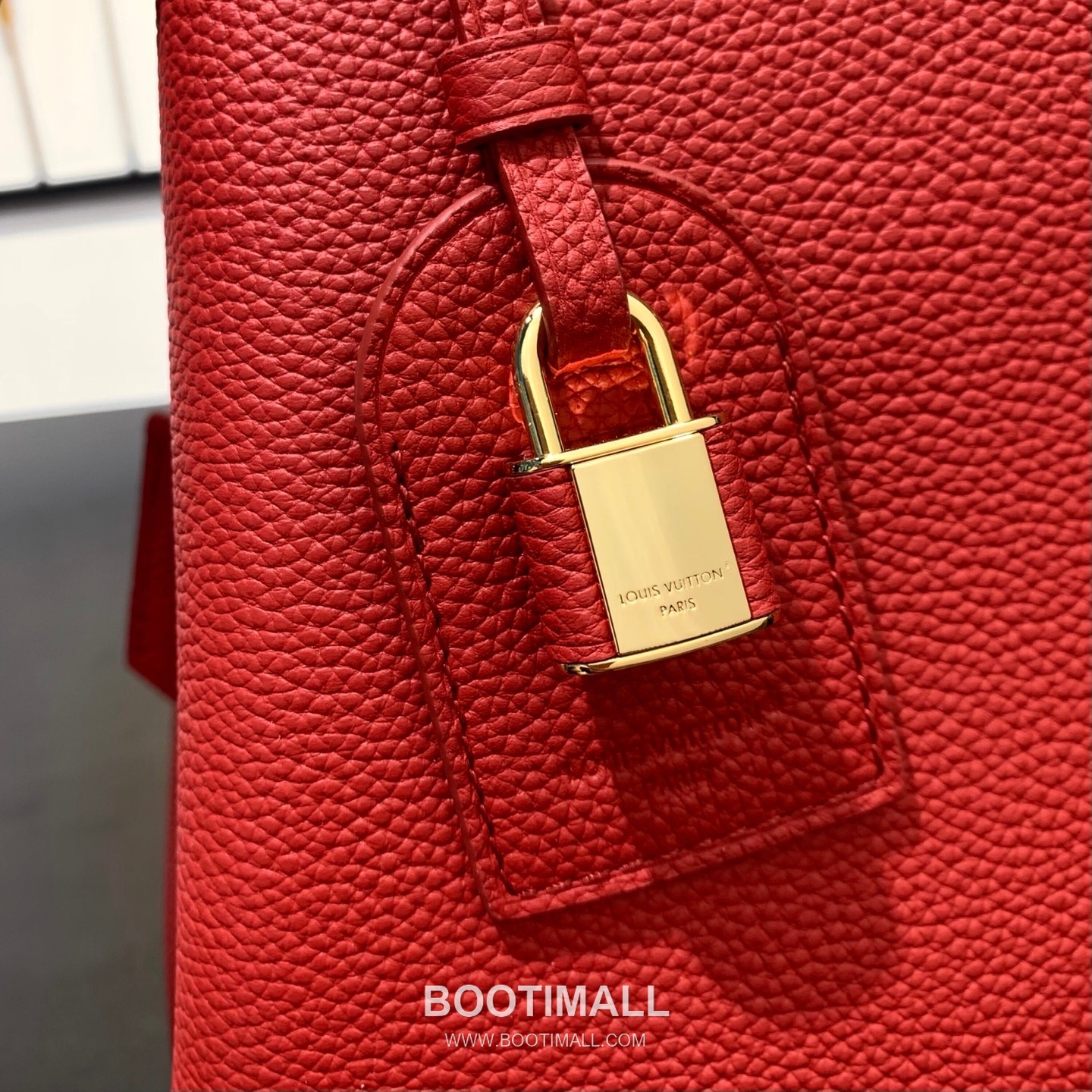 루이비통 카퓌신 라지 타우릴론 풀그레인 레더 V로고 플랩 그레이 토트백 Louis Vuitton Capucines Large Taurillon Full Grain Leather V Logo Flap Grey Tote Bag M26259 37.5cm 16