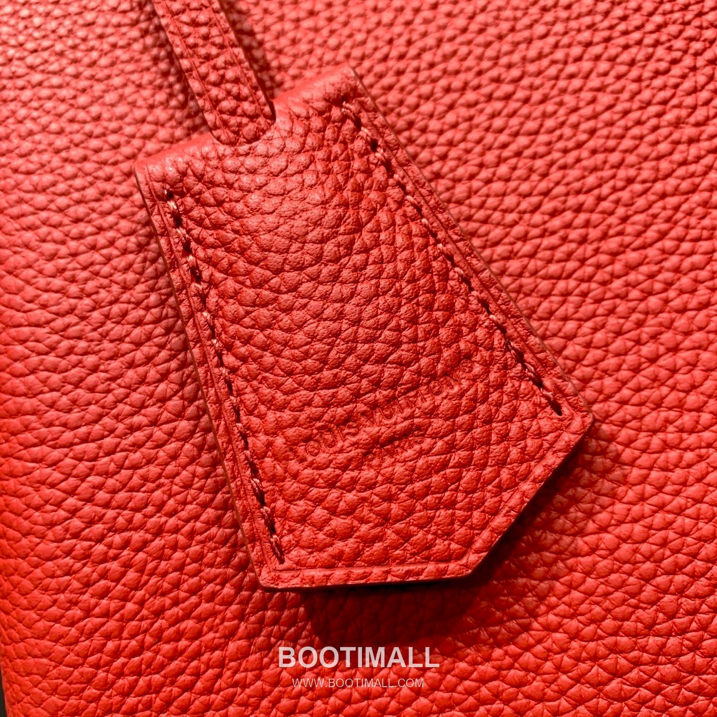 루이비통 카퓌신 라지 타우릴론 풀그레인 레더 V로고 플랩 그레이 토트백 Louis Vuitton Capucines Large Taurillon Full Grain Leather V Logo Flap Grey Tote Bag M26259 37.5cm 17