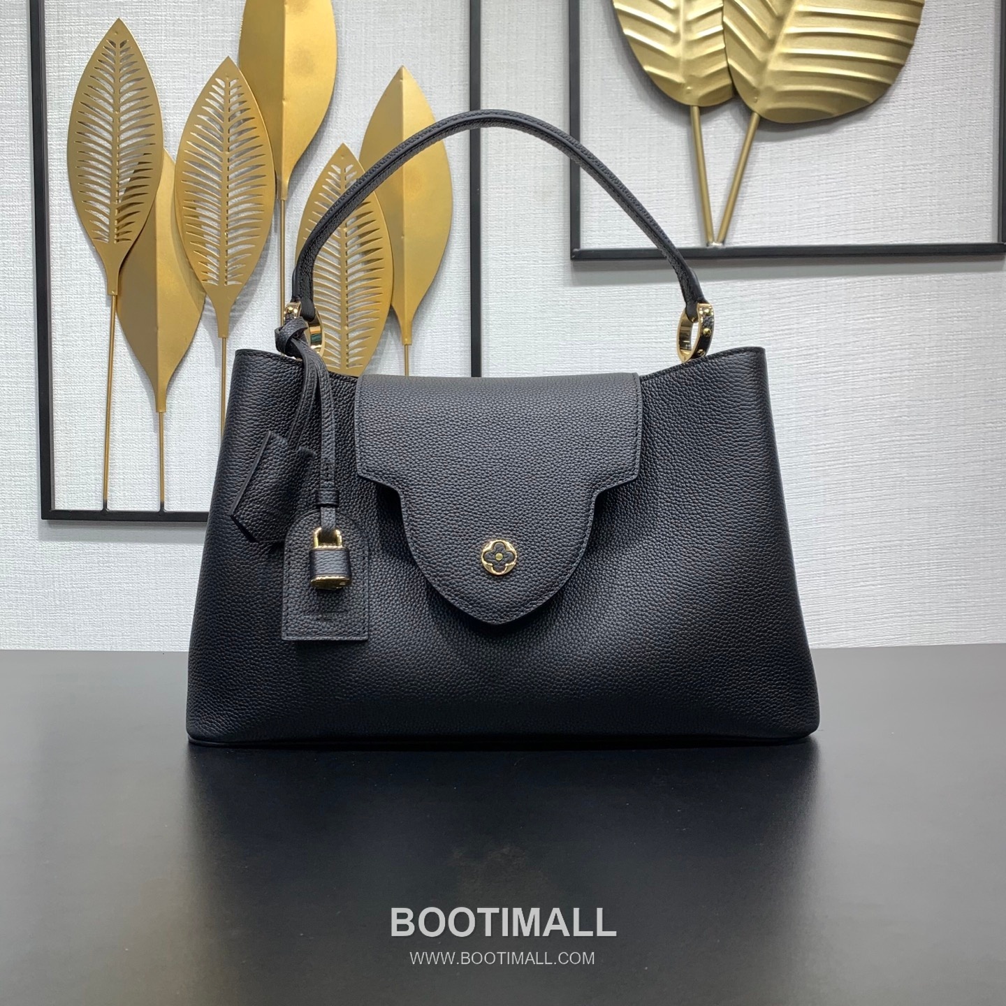 루이비통 카퓌신 라지 타우릴론 풀그레인 레더 V로고 플랩 그레이 토트백 Louis Vuitton Capucines Large Taurillon Full Grain Leather V Logo Flap Grey Tote Bag M26259 37.5cm 1