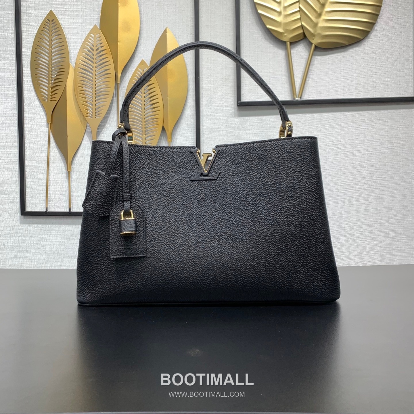 루이비통 카퓌신 라지 타우릴론 풀그레인 레더 V로고 플랩 그레이 토트백 Louis Vuitton Capucines Large Taurillon Full Grain Leather V Logo Flap Grey Tote Bag M26259 37.5cm 2