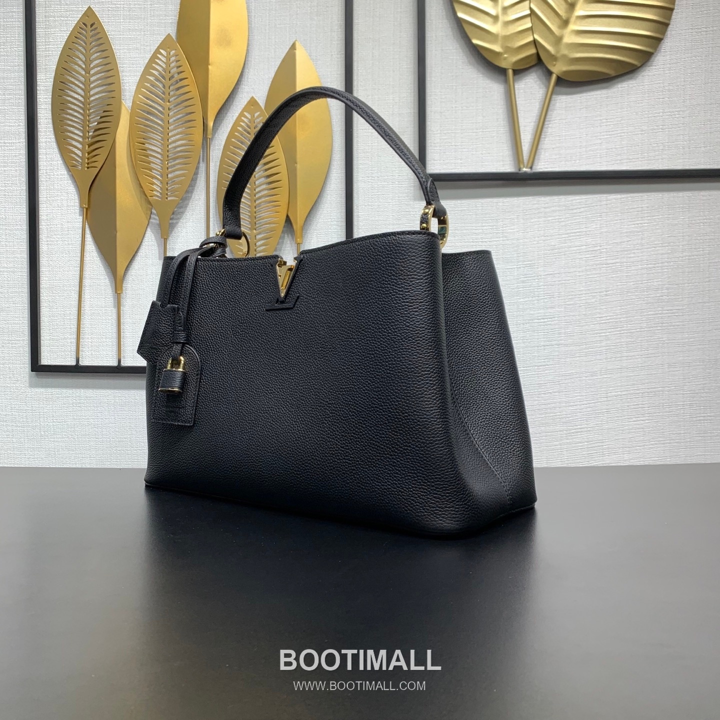 루이비통 카퓌신 라지 타우릴론 풀그레인 레더 V로고 플랩 그레이 토트백 Louis Vuitton Capucines Large Taurillon Full Grain Leather V Logo Flap Grey Tote Bag M26259 37.5cm 3