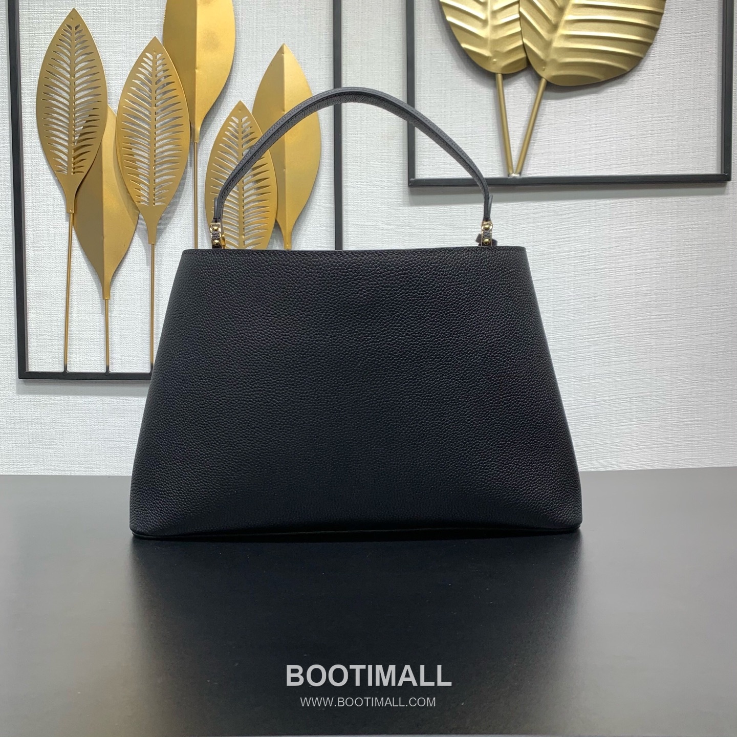 루이비통 카퓌신 라지 타우릴론 풀그레인 레더 V로고 플랩 그레이 토트백 Louis Vuitton Capucines Large Taurillon Full Grain Leather V Logo Flap Grey Tote Bag M26259 37.5cm 4