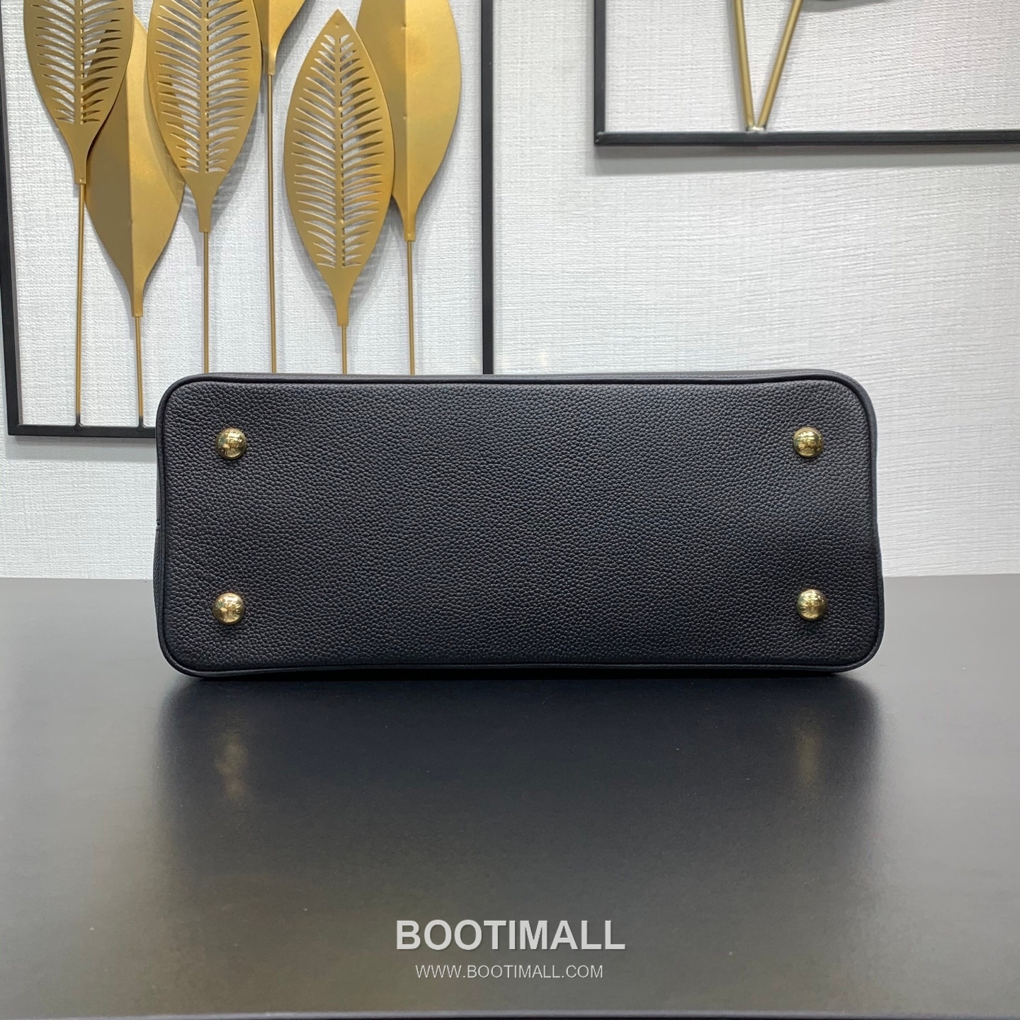 루이비통 카퓌신 라지 타우릴론 풀그레인 레더 V로고 플랩 그레이 토트백 Louis Vuitton Capucines Large Taurillon Full Grain Leather V Logo Flap Grey Tote Bag M26259 37.5cm 5