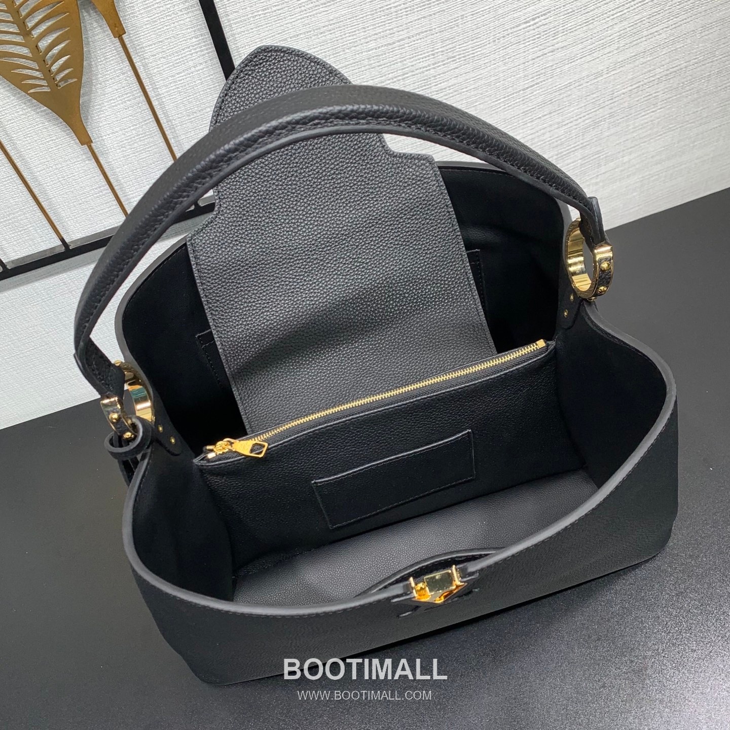 루이비통 카퓌신 라지 타우릴론 풀그레인 레더 V로고 플랩 그레이 토트백 Louis Vuitton Capucines Large Taurillon Full Grain Leather V Logo Flap Grey Tote Bag M26259 37.5cm 6