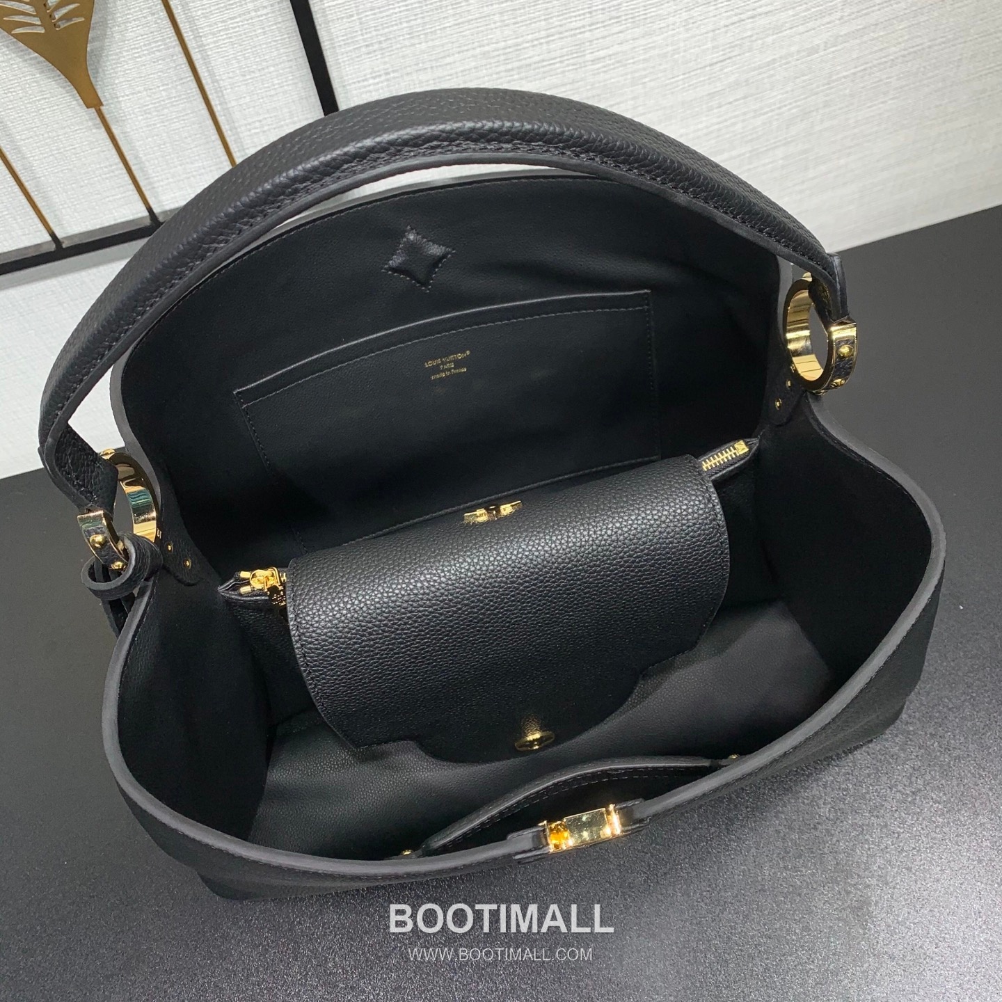 루이비통 카퓌신 라지 타우릴론 풀그레인 레더 V로고 플랩 그레이 토트백 Louis Vuitton Capucines Large Taurillon Full Grain Leather V Logo Flap Grey Tote Bag M26259 37.5cm 7