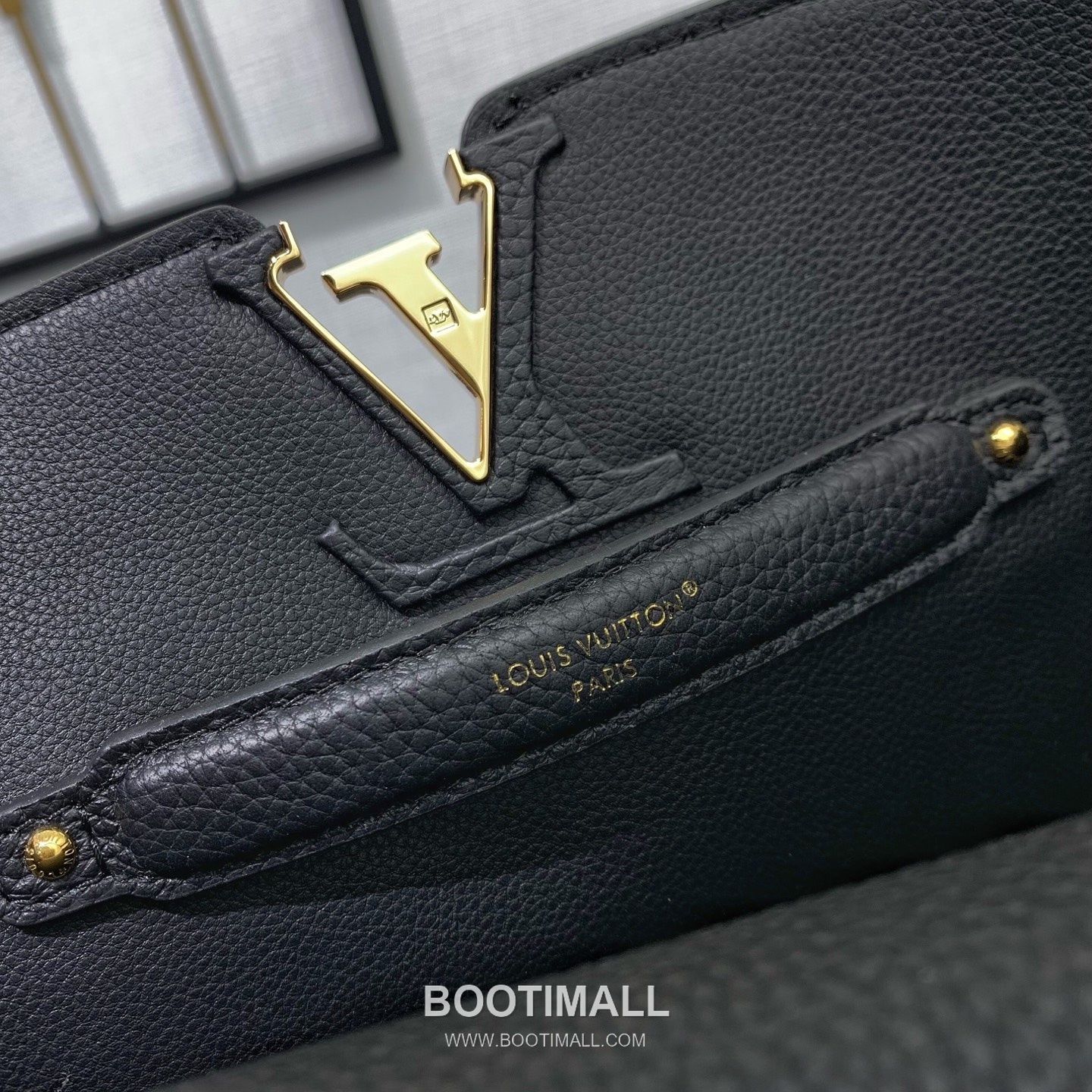 루이비통 카퓌신 라지 타우릴론 풀그레인 레더 V로고 플랩 그레이 토트백 Louis Vuitton Capucines Large Taurillon Full Grain Leather V Logo Flap Grey Tote Bag M26259 37.5cm 9