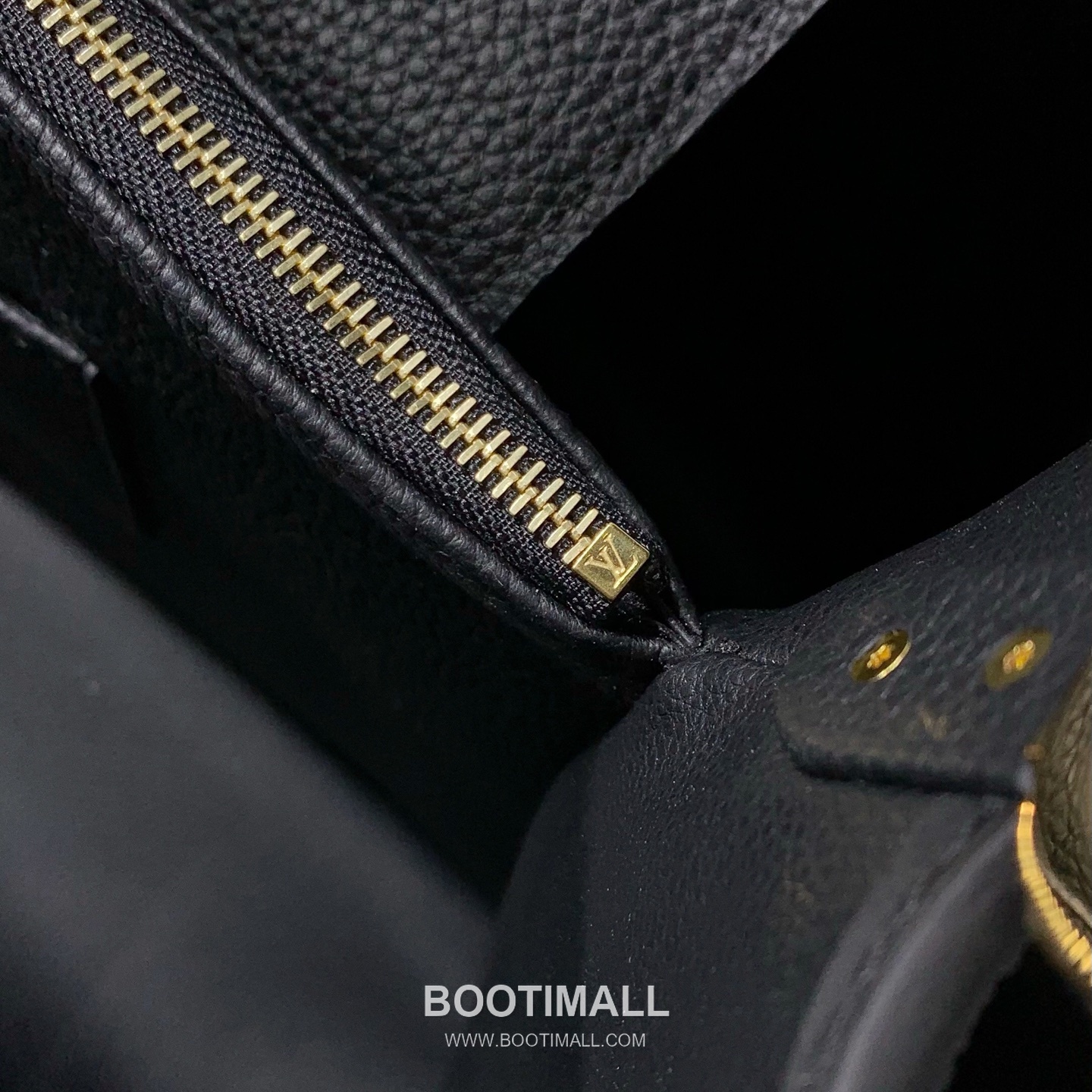 루이비통 카퓌신 라지 타우릴론 풀그레인 레더 V로고 플랩 그레이 토트백 Louis Vuitton Capucines Large Taurillon Full Grain Leather V Logo Flap Grey Tote Bag M26259 37.5cm 10