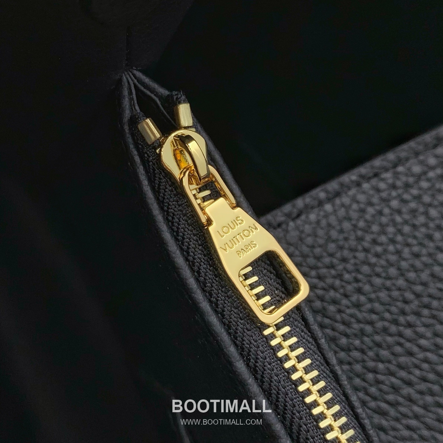 루이비통 카퓌신 라지 타우릴론 풀그레인 레더 V로고 플랩 그레이 토트백 Louis Vuitton Capucines Large Taurillon Full Grain Leather V Logo Flap Grey Tote Bag M26259 37.5cm 11