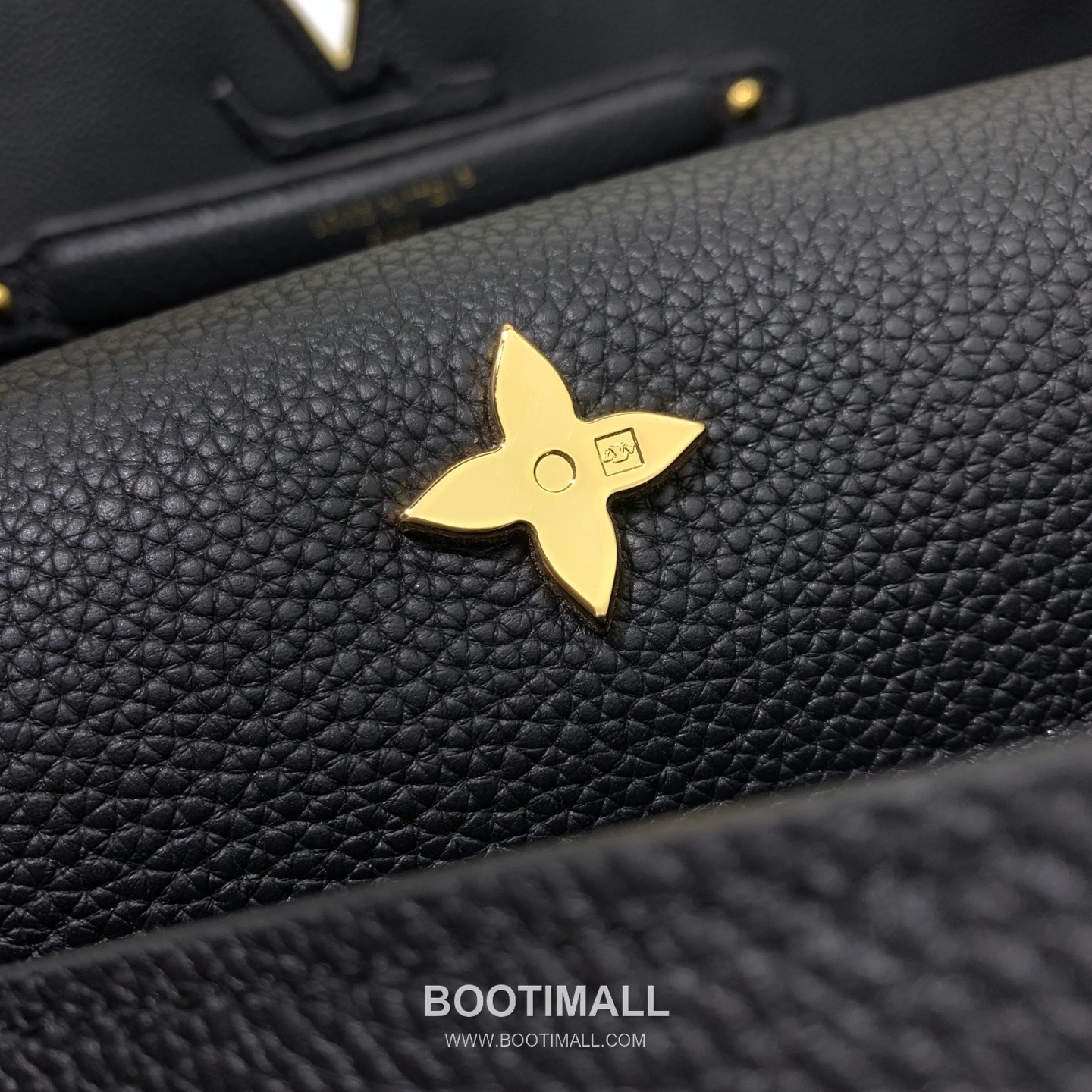 루이비통 카퓌신 라지 타우릴론 풀그레인 레더 V로고 플랩 그레이 토트백 Louis Vuitton Capucines Large Taurillon Full Grain Leather V Logo Flap Grey Tote Bag M26259 37.5cm 12