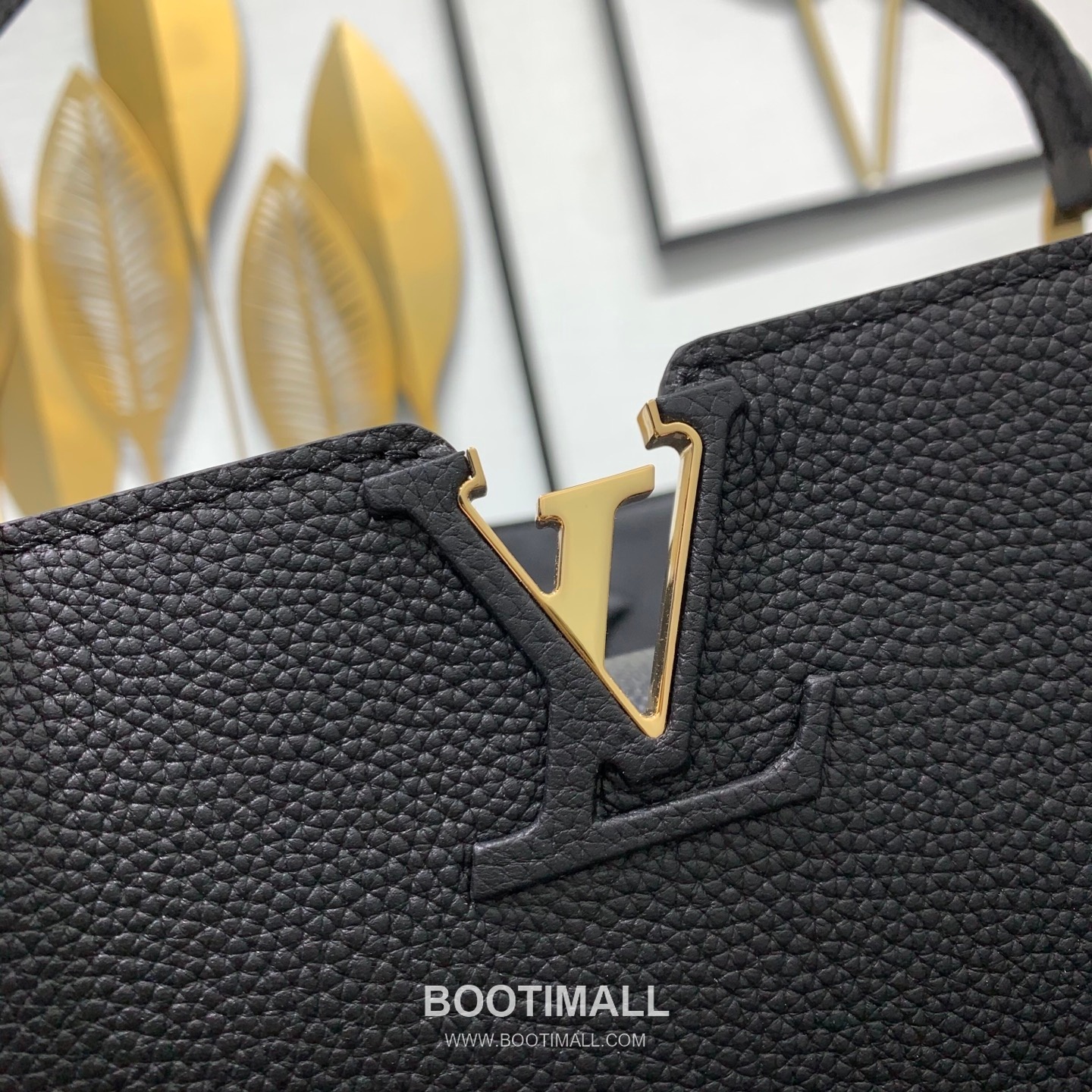 루이비통 카퓌신 라지 타우릴론 풀그레인 레더 V로고 플랩 그레이 토트백 Louis Vuitton Capucines Large Taurillon Full Grain Leather V Logo Flap Grey Tote Bag M26259 37.5cm 13