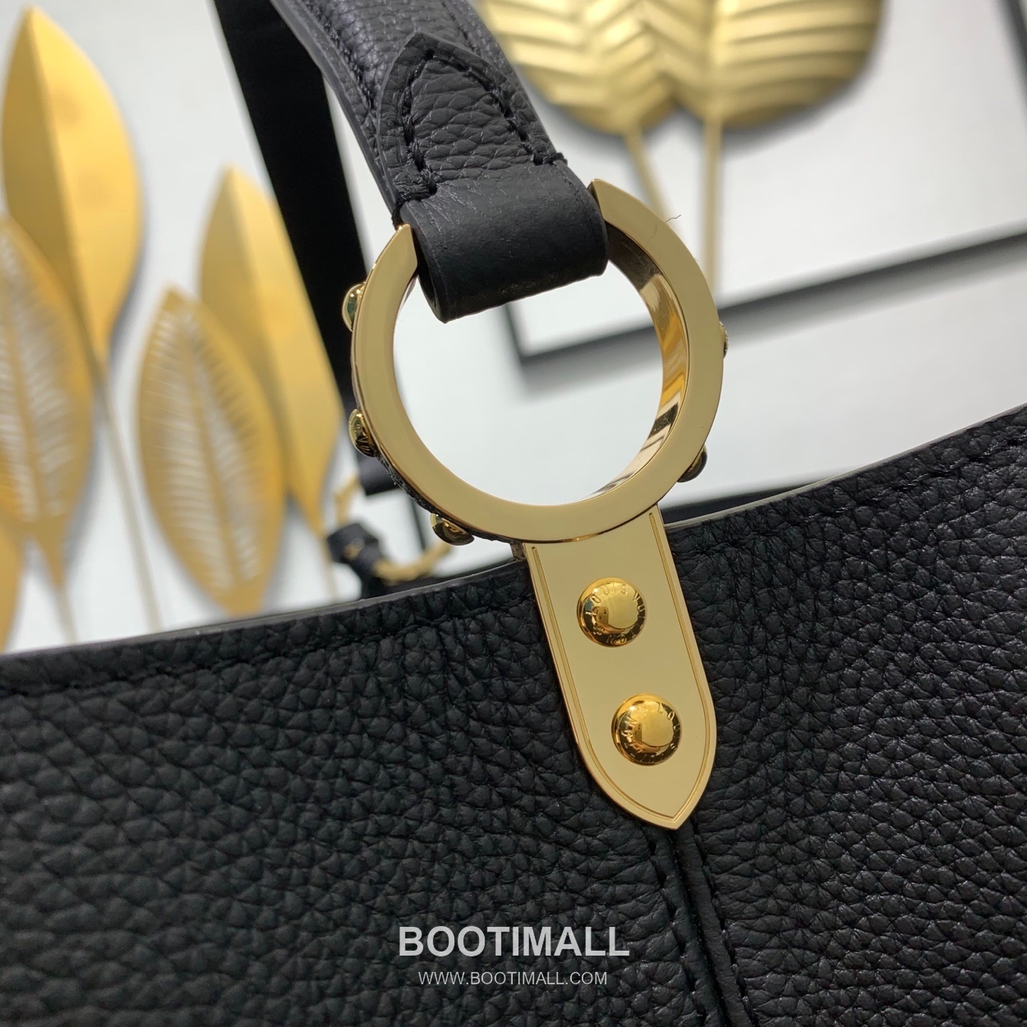 루이비통 카퓌신 라지 타우릴론 풀그레인 레더 V로고 플랩 그레이 토트백 Louis Vuitton Capucines Large Taurillon Full Grain Leather V Logo Flap Grey Tote Bag M26259 37.5cm 14