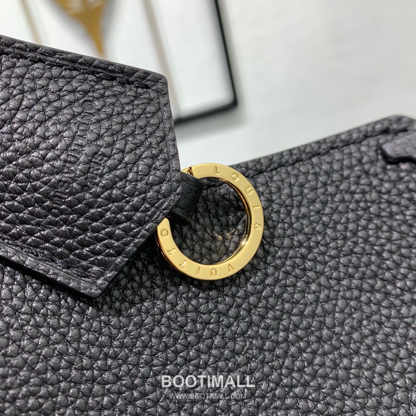 루이비통 카퓌신 라지 타우릴론 풀그레인 레더 V로고 플랩 그레이 토트백 Louis Vuitton Capucines Large Taurillon Full Grain Leather V Logo Flap Grey Tote Bag M26259 37.5cm 15