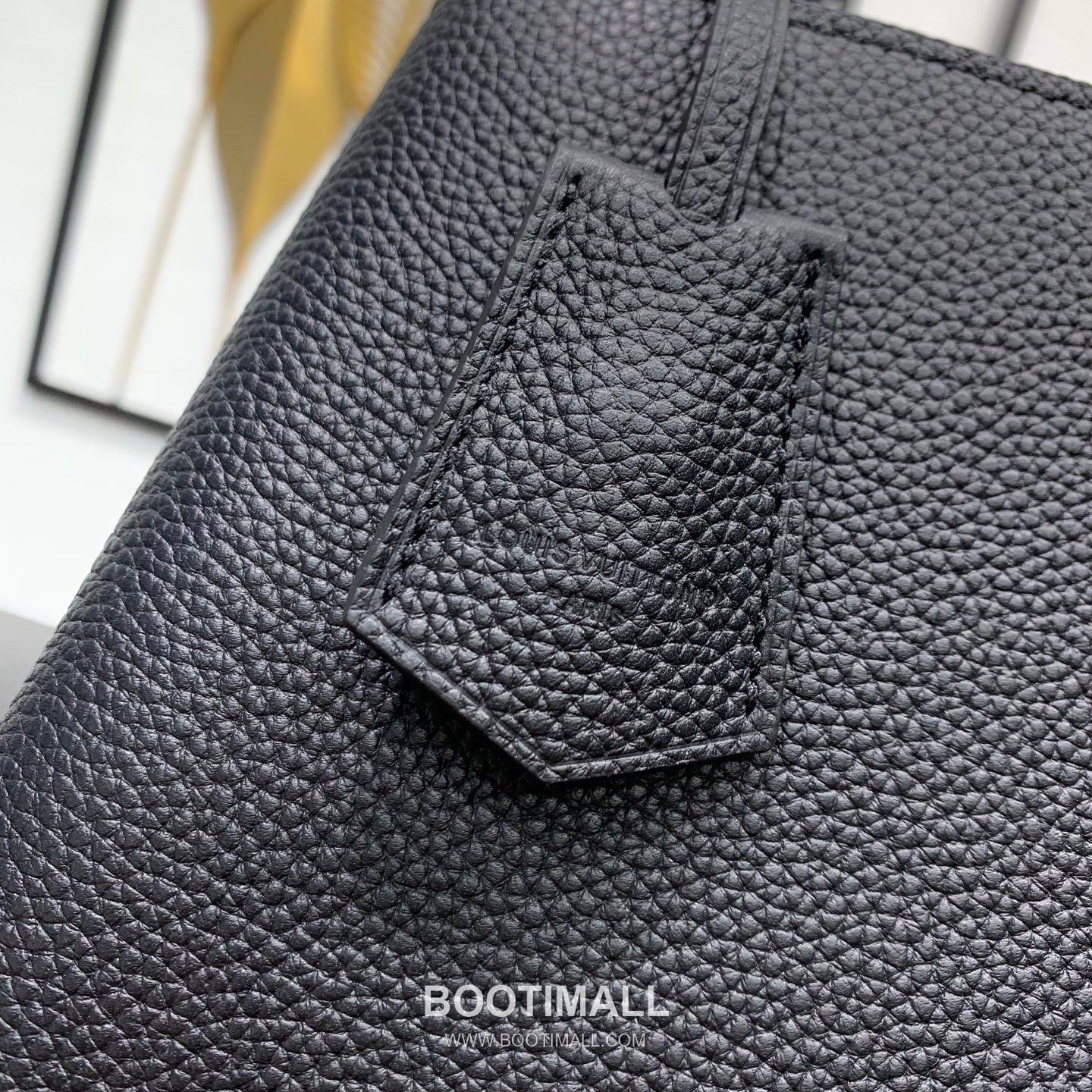 루이비통 카퓌신 라지 타우릴론 풀그레인 레더 V로고 플랩 그레이 토트백 Louis Vuitton Capucines Large Taurillon Full Grain Leather V Logo Flap Grey Tote Bag M26259 37.5cm 16