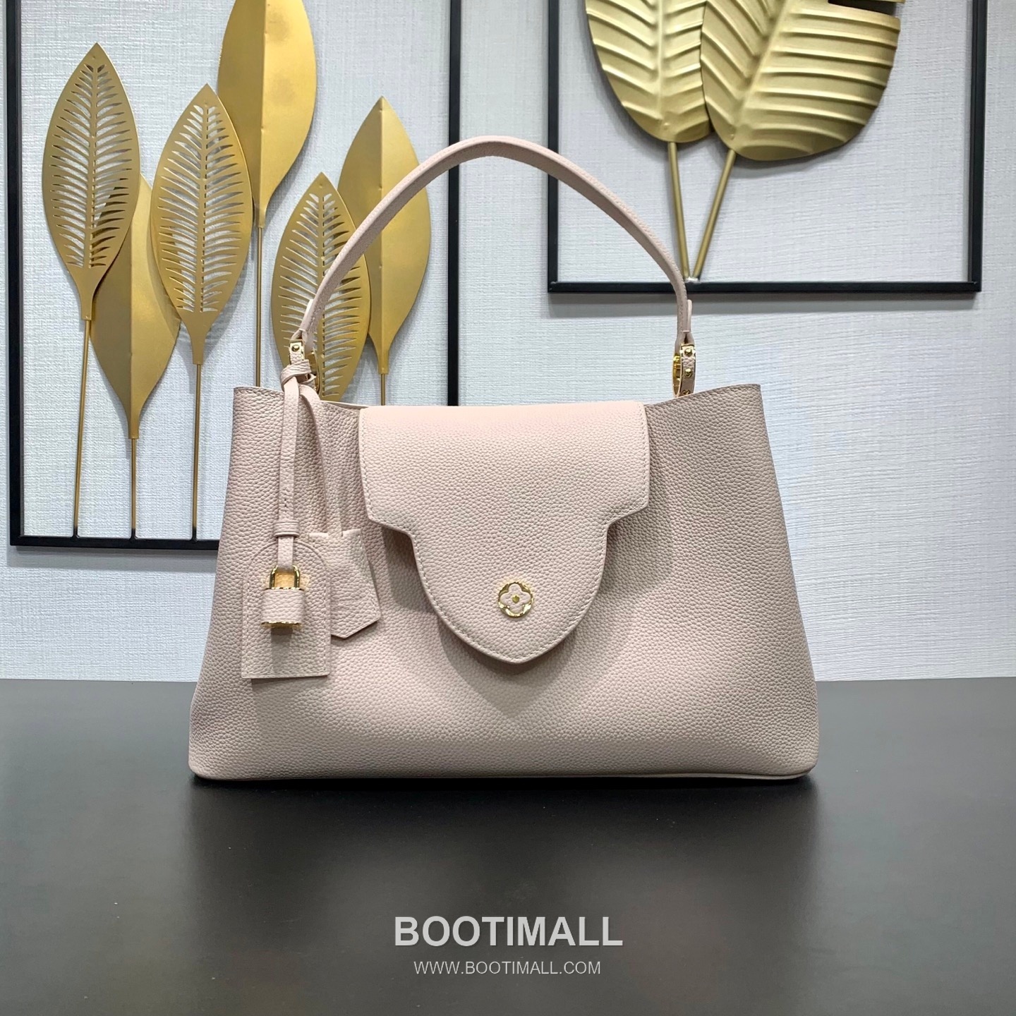 루이비통 카퓌신 라지 타우릴론 풀그레인 레더 V로고 플랩 핑크 토트백 Louis Vuitton Capucines Large Taurillon Full Grain Leather V Logo Flap Pink Tote Bag M26322 37.5cm 1