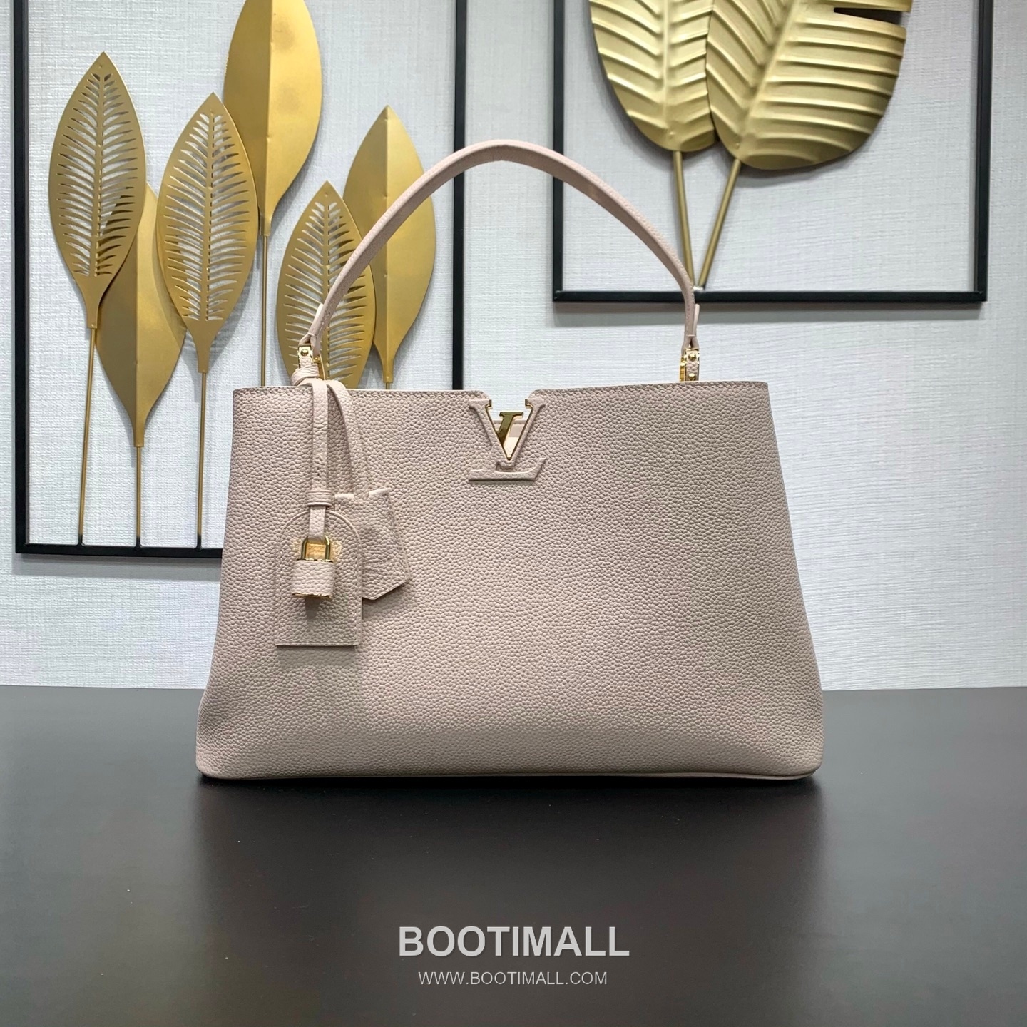 루이비통 카퓌신 라지 타우릴론 풀그레인 레더 V로고 플랩 핑크 토트백 Louis Vuitton Capucines Large Taurillon Full Grain Leather V Logo Flap Pink Tote Bag M26322 37.5cm 2