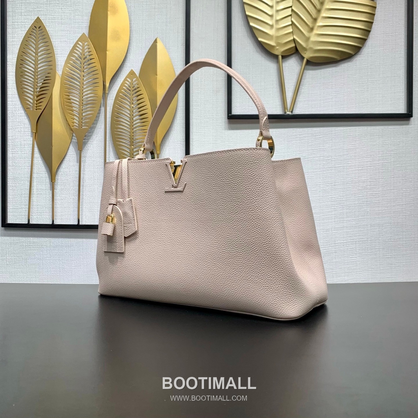 루이비통 카퓌신 라지 타우릴론 풀그레인 레더 V로고 플랩 핑크 토트백 Louis Vuitton Capucines Large Taurillon Full Grain Leather V Logo Flap Pink Tote Bag M26322 37.5cm 3