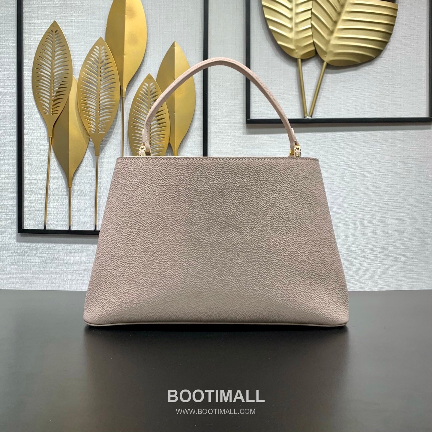 루이비통 카퓌신 라지 타우릴론 풀그레인 레더 V로고 플랩 핑크 토트백 Louis Vuitton Capucines Large Taurillon Full Grain Leather V Logo Flap Pink Tote Bag M26322 37.5cm 4