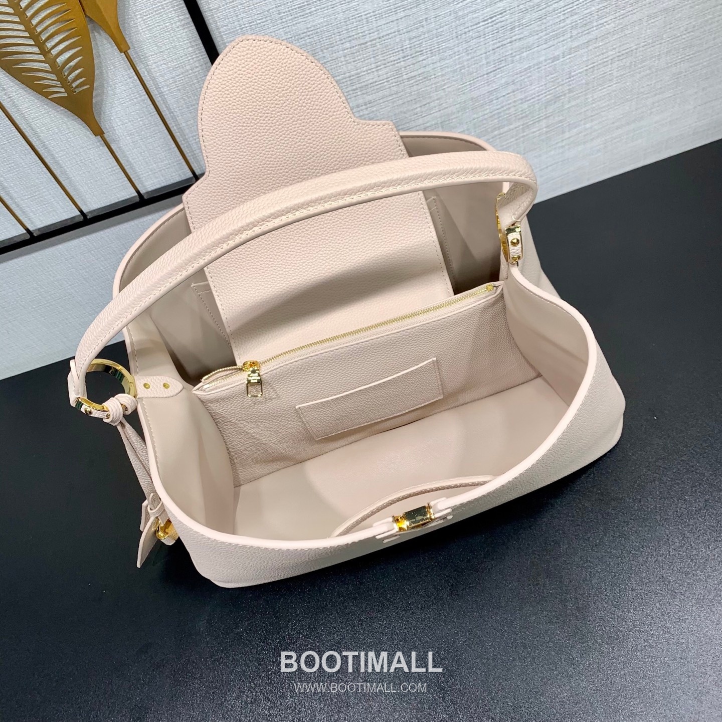 루이비통 카퓌신 라지 타우릴론 풀그레인 레더 V로고 플랩 핑크 토트백 Louis Vuitton Capucines Large Taurillon Full Grain Leather V Logo Flap Pink Tote Bag M26322 37.5cm 6