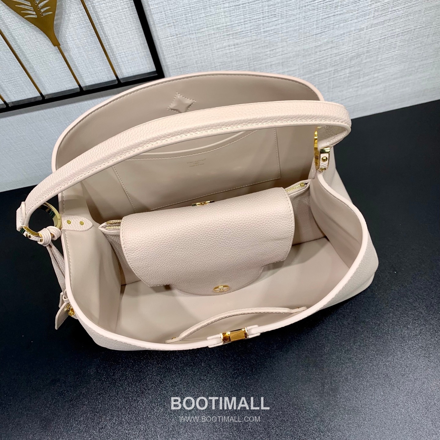 루이비통 카퓌신 라지 타우릴론 풀그레인 레더 V로고 플랩 핑크 토트백 Louis Vuitton Capucines Large Taurillon Full Grain Leather V Logo Flap Pink Tote Bag M26322 37.5cm 7