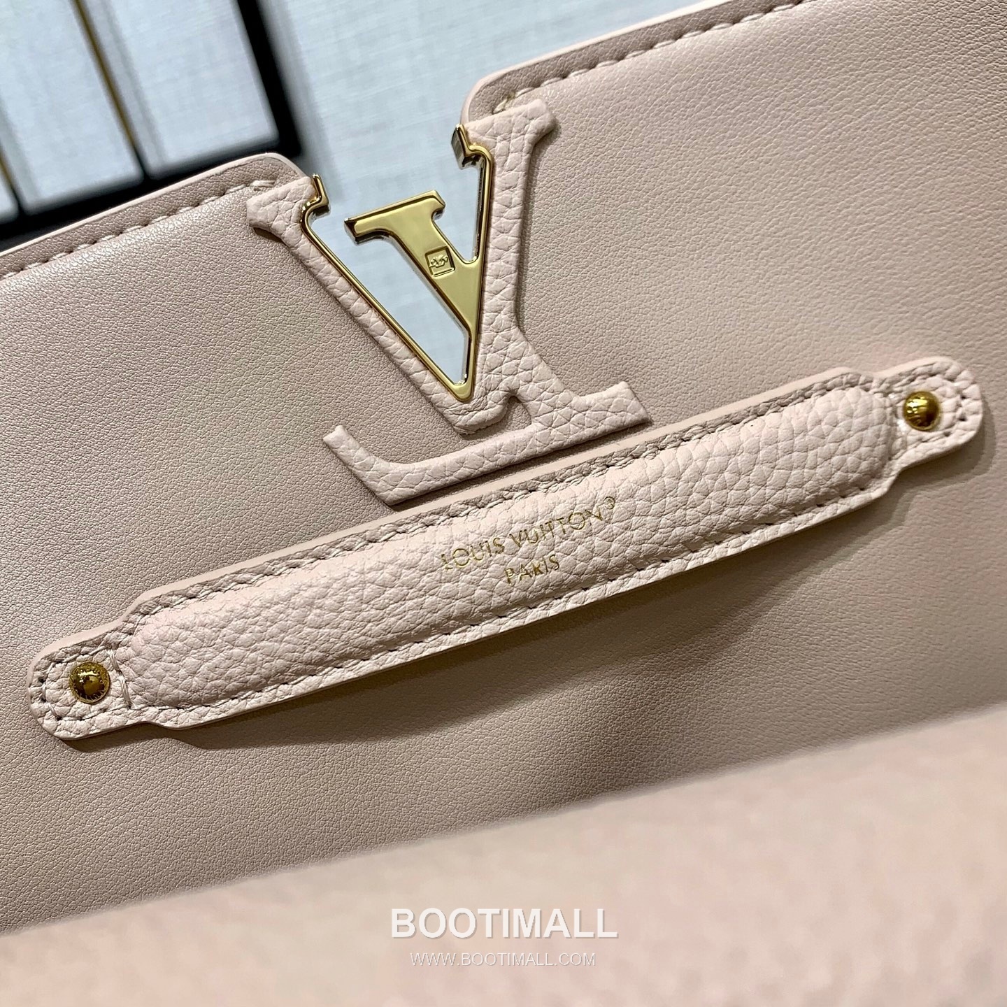루이비통 카퓌신 라지 타우릴론 풀그레인 레더 V로고 플랩 핑크 토트백 Louis Vuitton Capucines Large Taurillon Full Grain Leather V Logo Flap Pink Tote Bag M26322 37.5cm 9