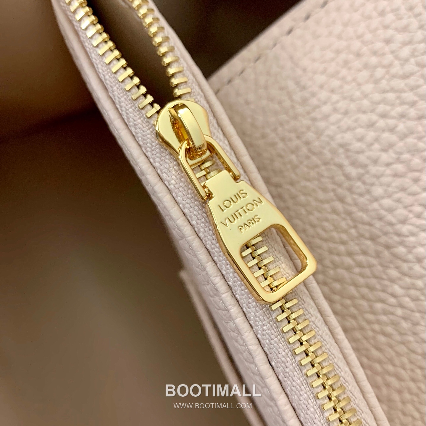 루이비통 카퓌신 라지 타우릴론 풀그레인 레더 V로고 플랩 핑크 토트백 Louis Vuitton Capucines Large Taurillon Full Grain Leather V Logo Flap Pink Tote Bag M26322 37.5cm 10