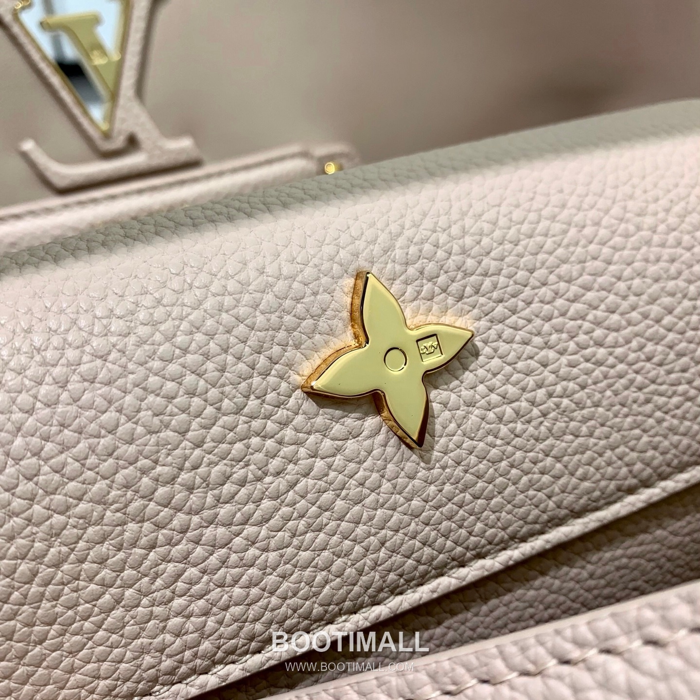 루이비통 카퓌신 라지 타우릴론 풀그레인 레더 V로고 플랩 핑크 토트백 Louis Vuitton Capucines Large Taurillon Full Grain Leather V Logo Flap Pink Tote Bag M26322 37.5cm 11