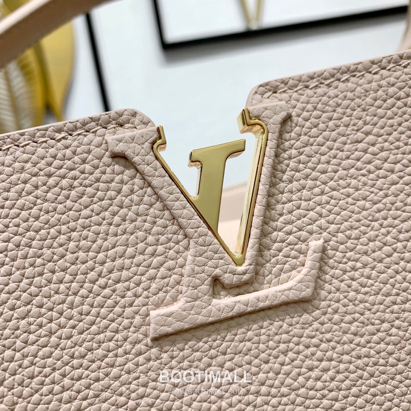 루이비통 카퓌신 라지 타우릴론 풀그레인 레더 V로고 플랩 핑크 토트백 Louis Vuitton Capucines Large Taurillon Full Grain Leather V Logo Flap Pink Tote Bag M26322 37.5cm 12