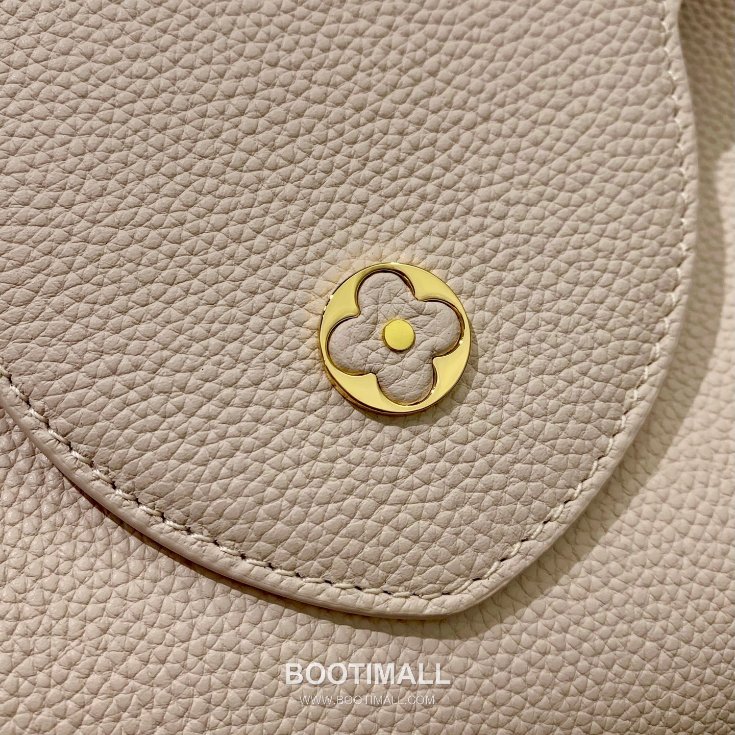 루이비통 카퓌신 라지 타우릴론 풀그레인 레더 V로고 플랩 핑크 토트백 Louis Vuitton Capucines Large Taurillon Full Grain Leather V Logo Flap Pink Tote Bag M26322 37.5cm 13