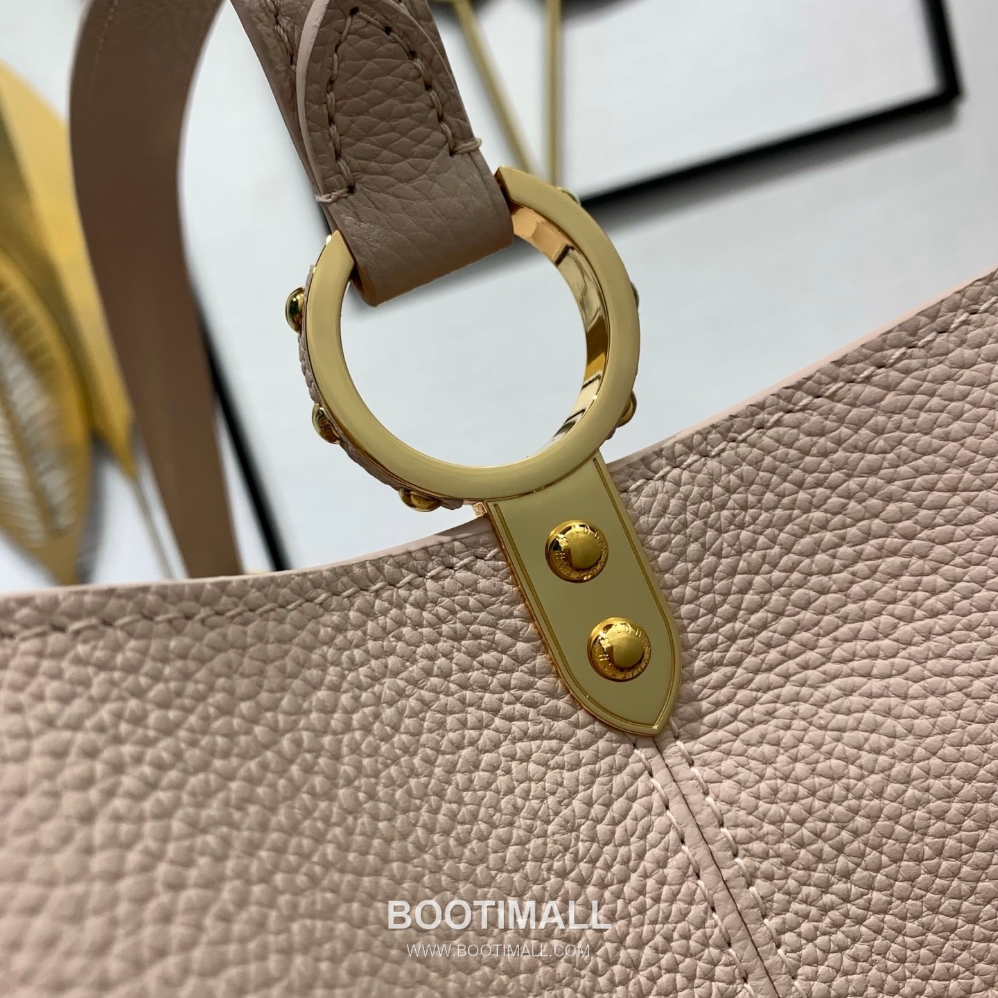루이비통 카퓌신 라지 타우릴론 풀그레인 레더 V로고 플랩 핑크 토트백 Louis Vuitton Capucines Large Taurillon Full Grain Leather V Logo Flap Pink Tote Bag M26322 37.5cm 14